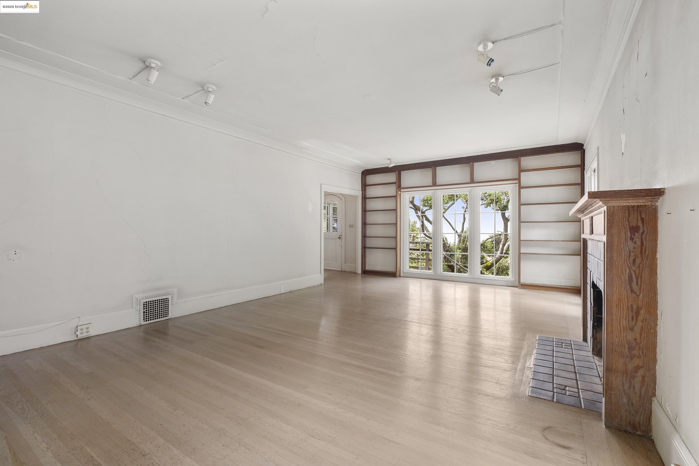 Detail Gallery Image 3 of 53 For 1001 Cragmont Ave, Berkeley,  CA 94708 - 4 Beds | 1 Baths