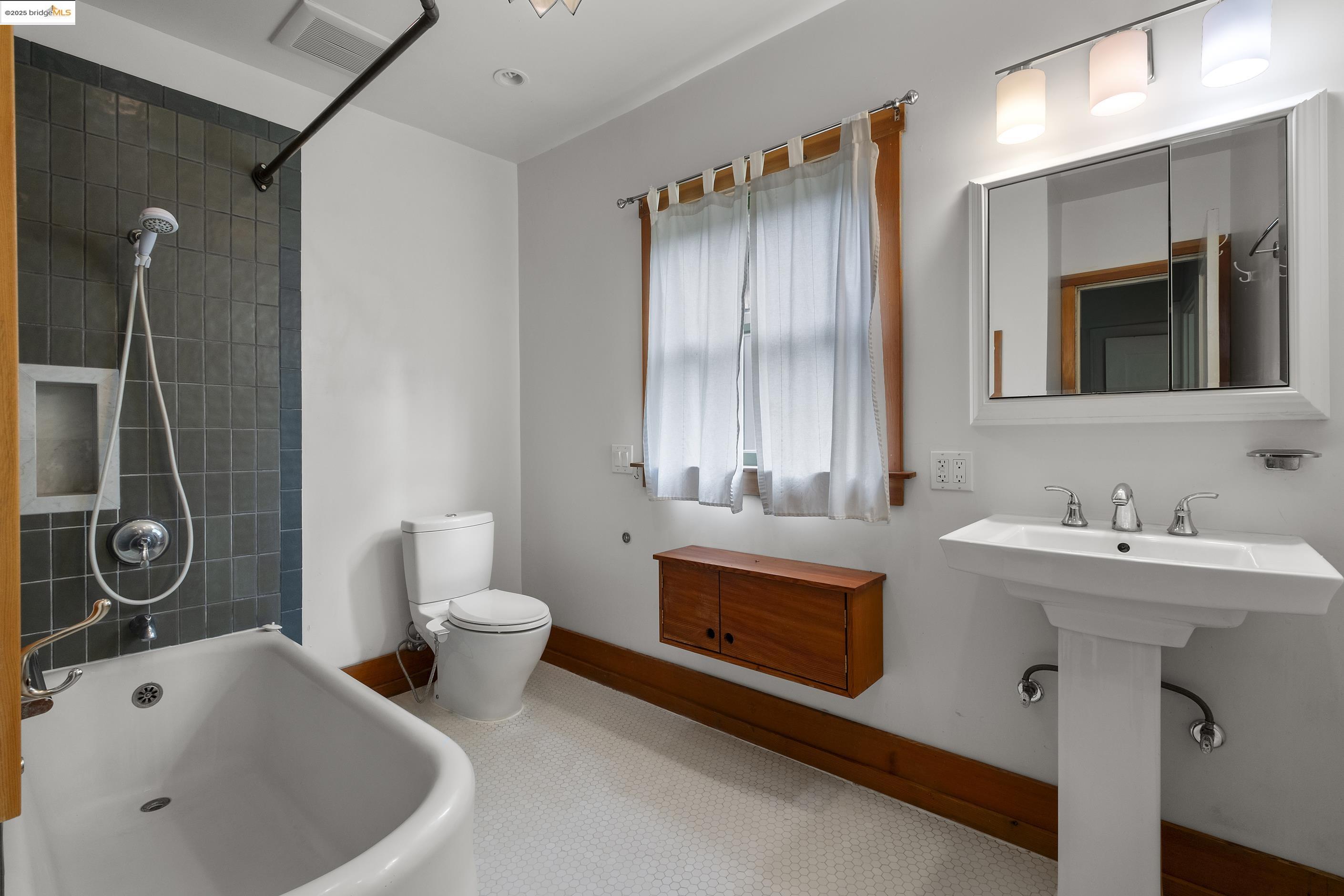 Detail Gallery Image 22 of 53 For 1001 Cragmont Ave, Berkeley,  CA 94708 - 4 Beds | 1 Baths