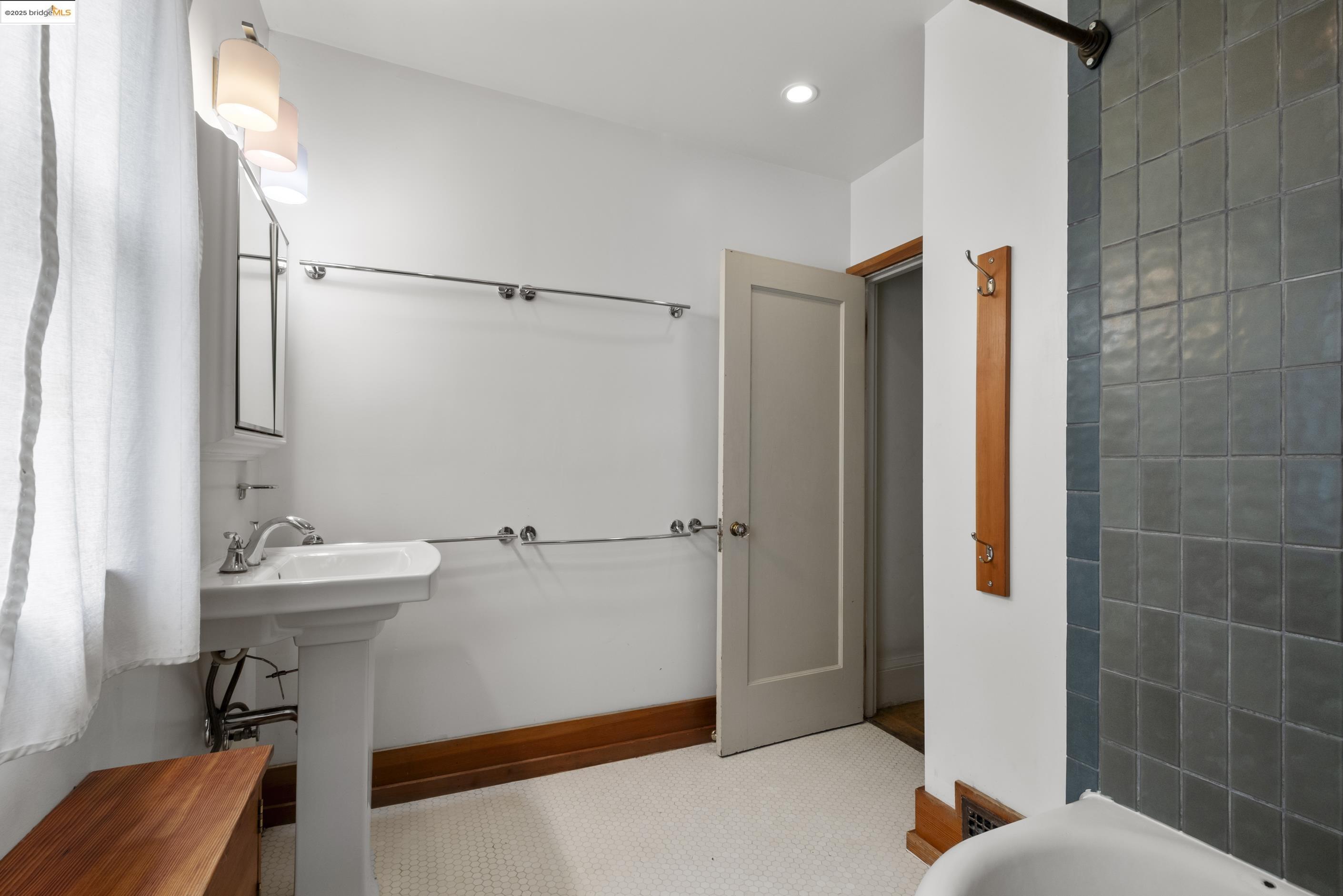Detail Gallery Image 23 of 53 For 1001 Cragmont Ave, Berkeley,  CA 94708 - 4 Beds | 1 Baths