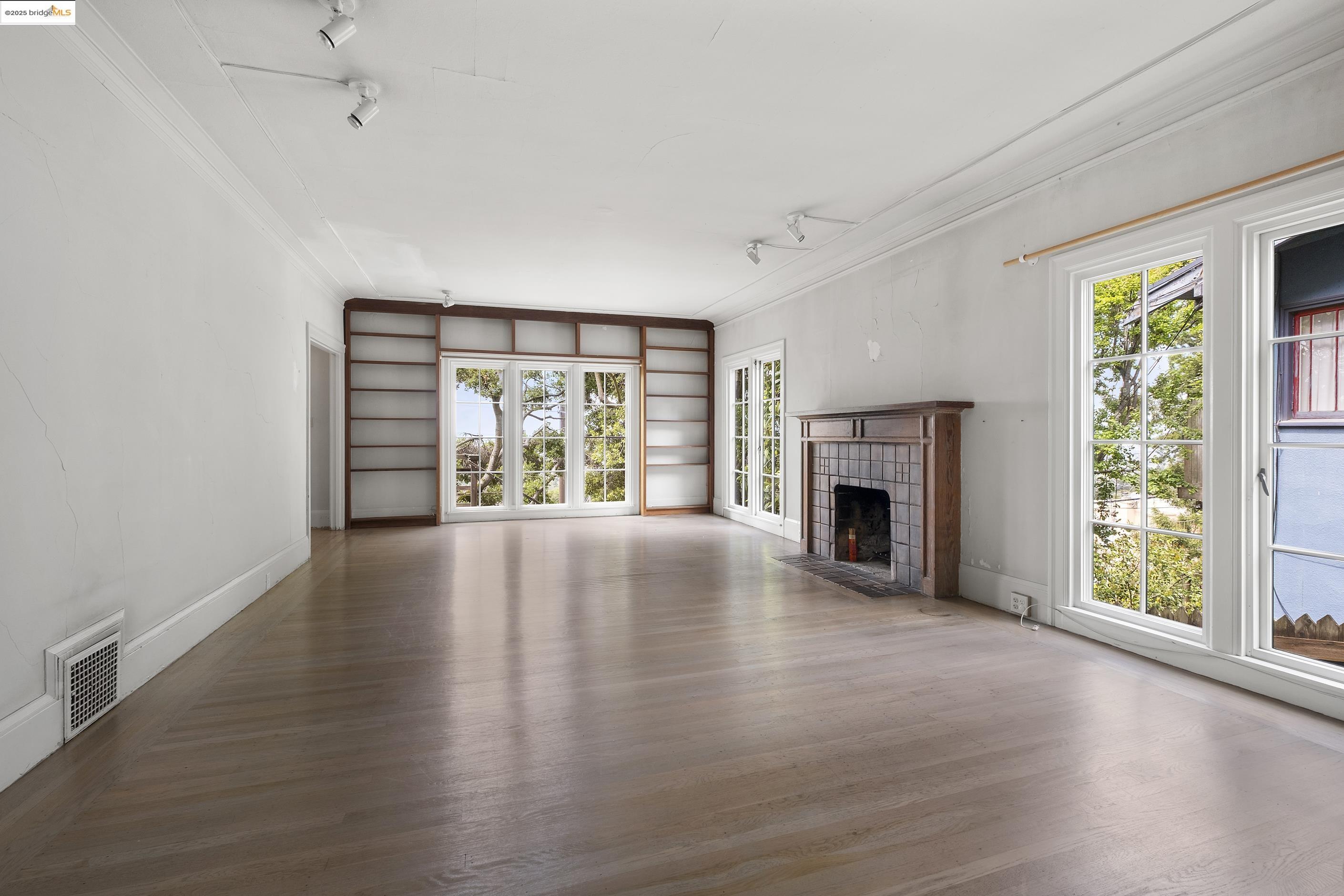 Detail Gallery Image 4 of 53 For 1001 Cragmont Ave, Berkeley,  CA 94708 - 4 Beds | 1 Baths