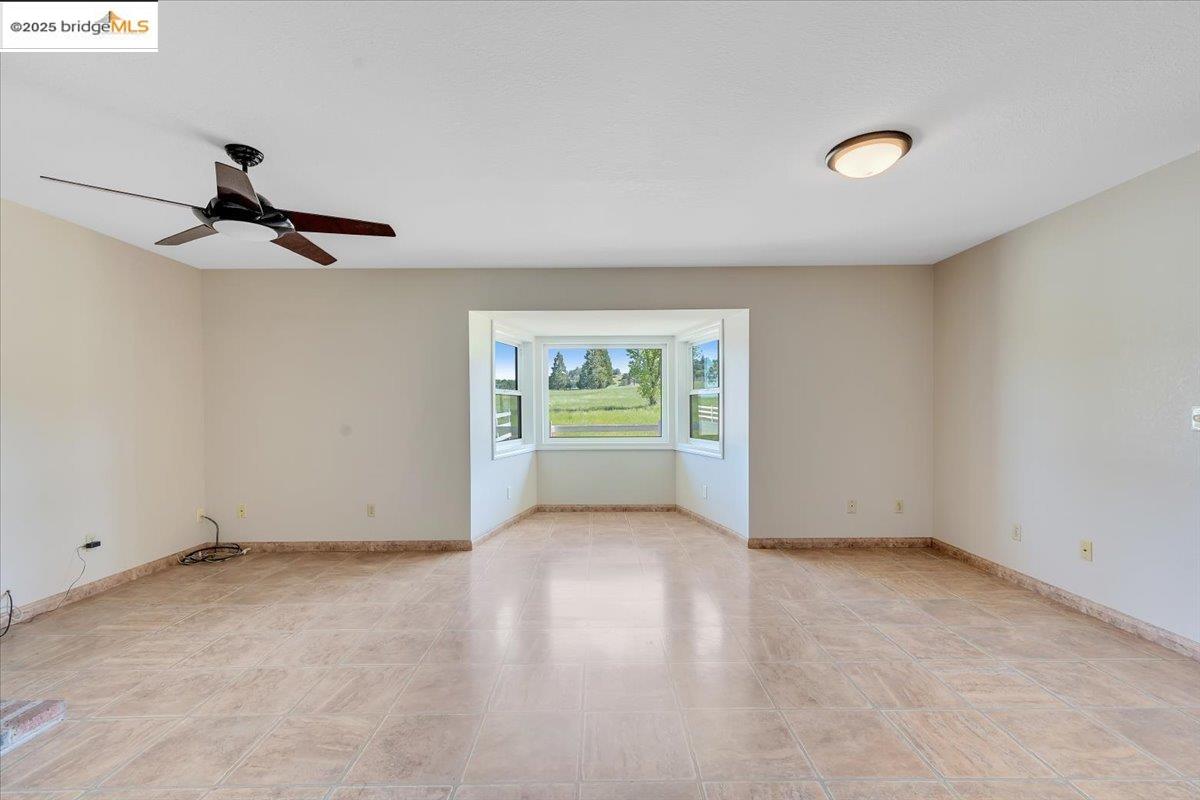 Detail Gallery Image 12 of 60 For 180 Stallion Way, Angels Camp,  CA 95222 - 3 Beds | 2 Baths