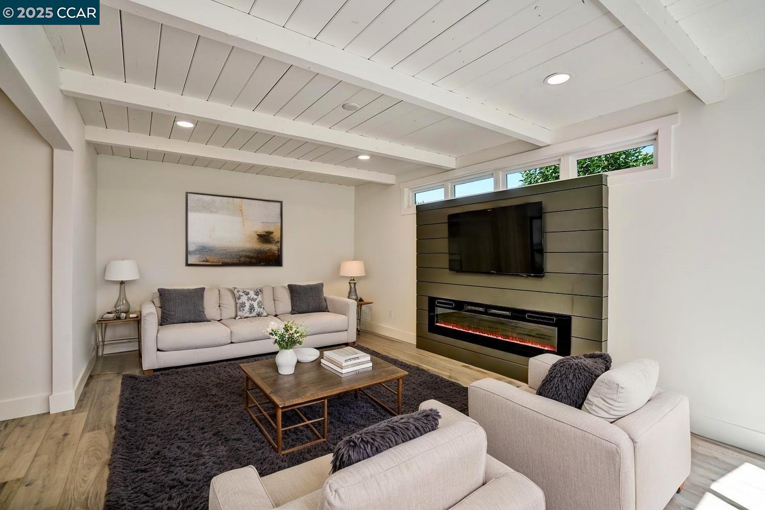 Detail Gallery Image 3 of 22 For 338 Warren Way, Pittsburg,  CA 94565 - 3 Beds | 2 Baths