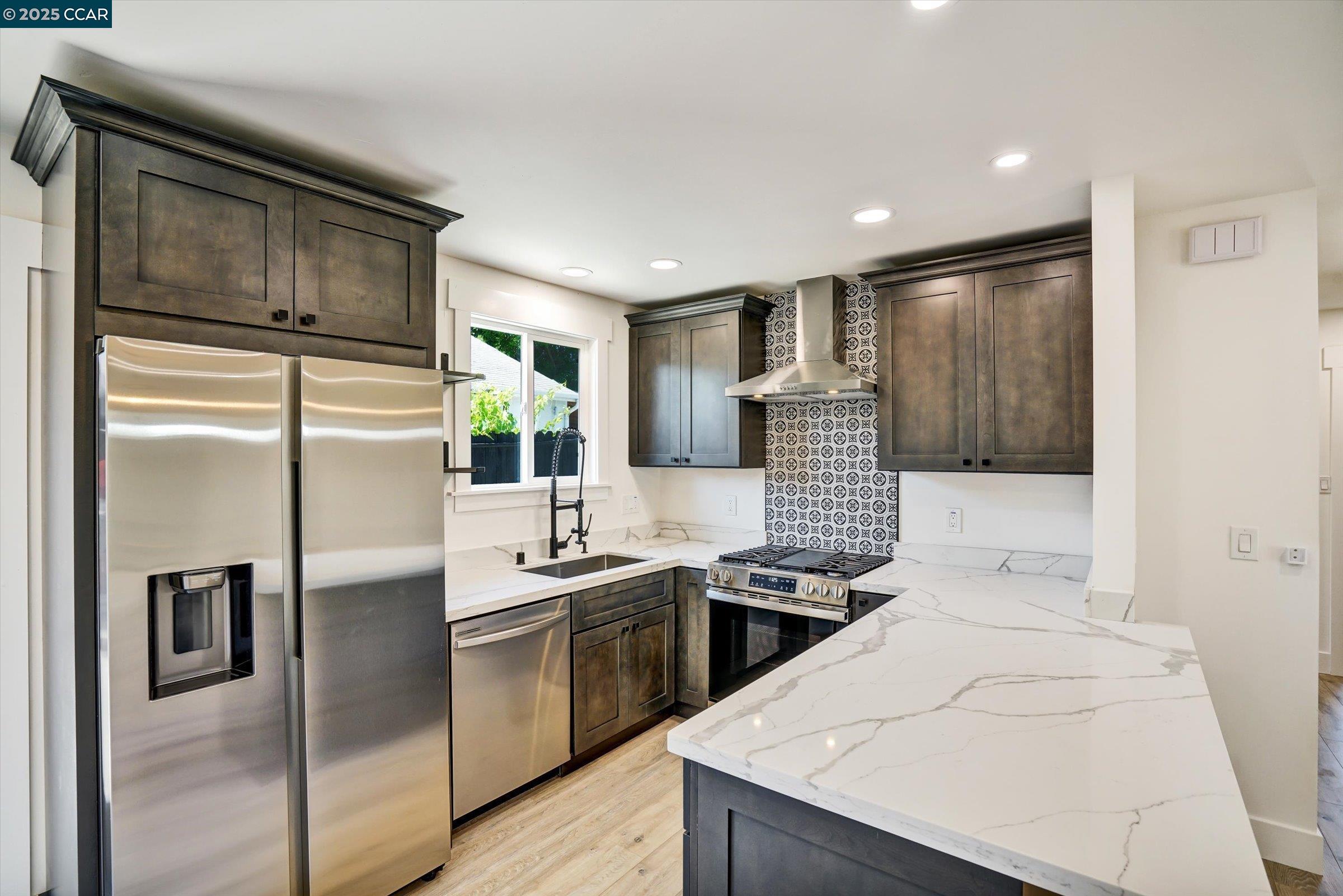 Detail Gallery Image 5 of 22 For 338 Warren Way, Pittsburg,  CA 94565 - 3 Beds | 2 Baths