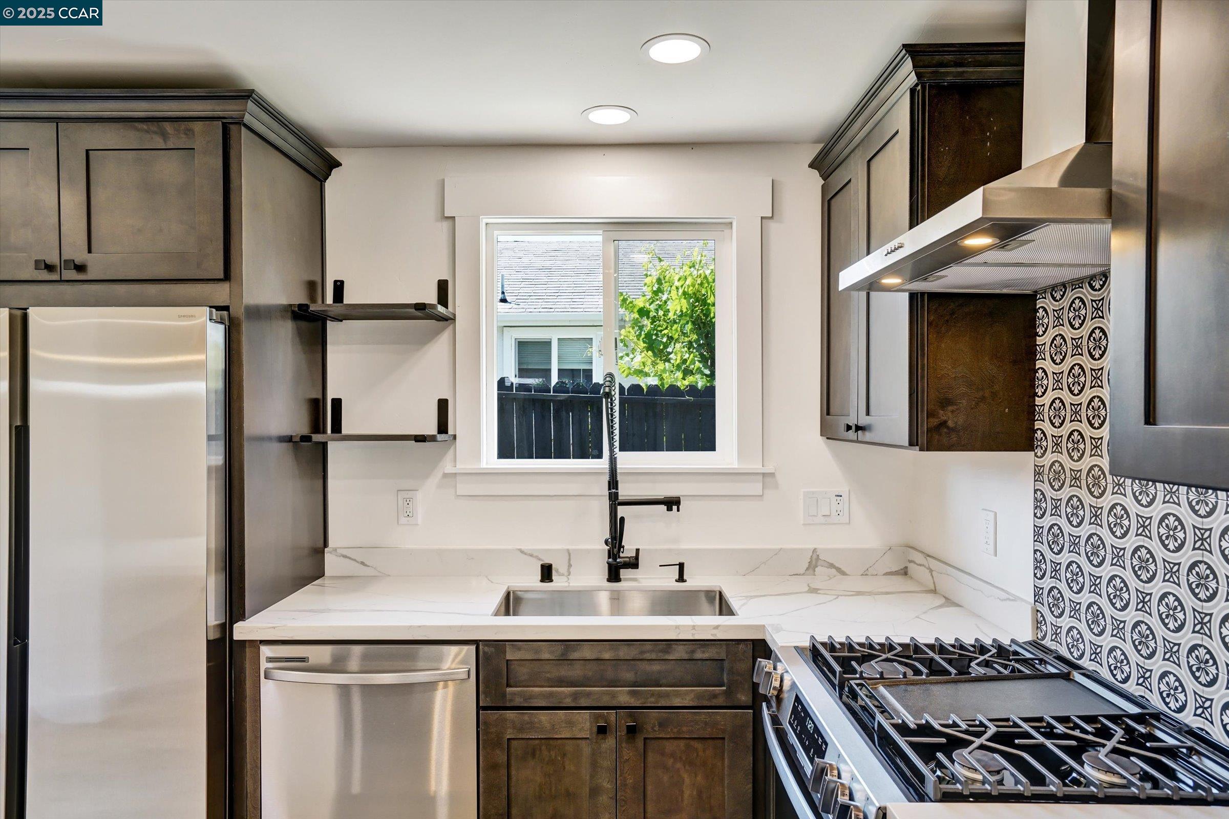 Detail Gallery Image 6 of 22 For 338 Warren Way, Pittsburg,  CA 94565 - 3 Beds | 2 Baths
