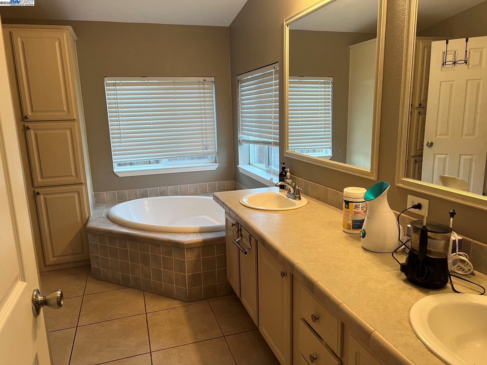 Detail Gallery Image 4 of 15 For 1225 Vienna Drive #38,  Sunnyvale,  CA 94089 - 3 Beds | 2 Baths