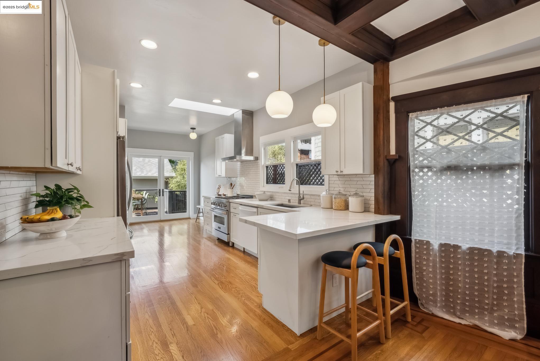 Detail Gallery Image 21 of 60 For 438 66th St, Oakland,  CA 94609 - 6 Beds | 3 Baths