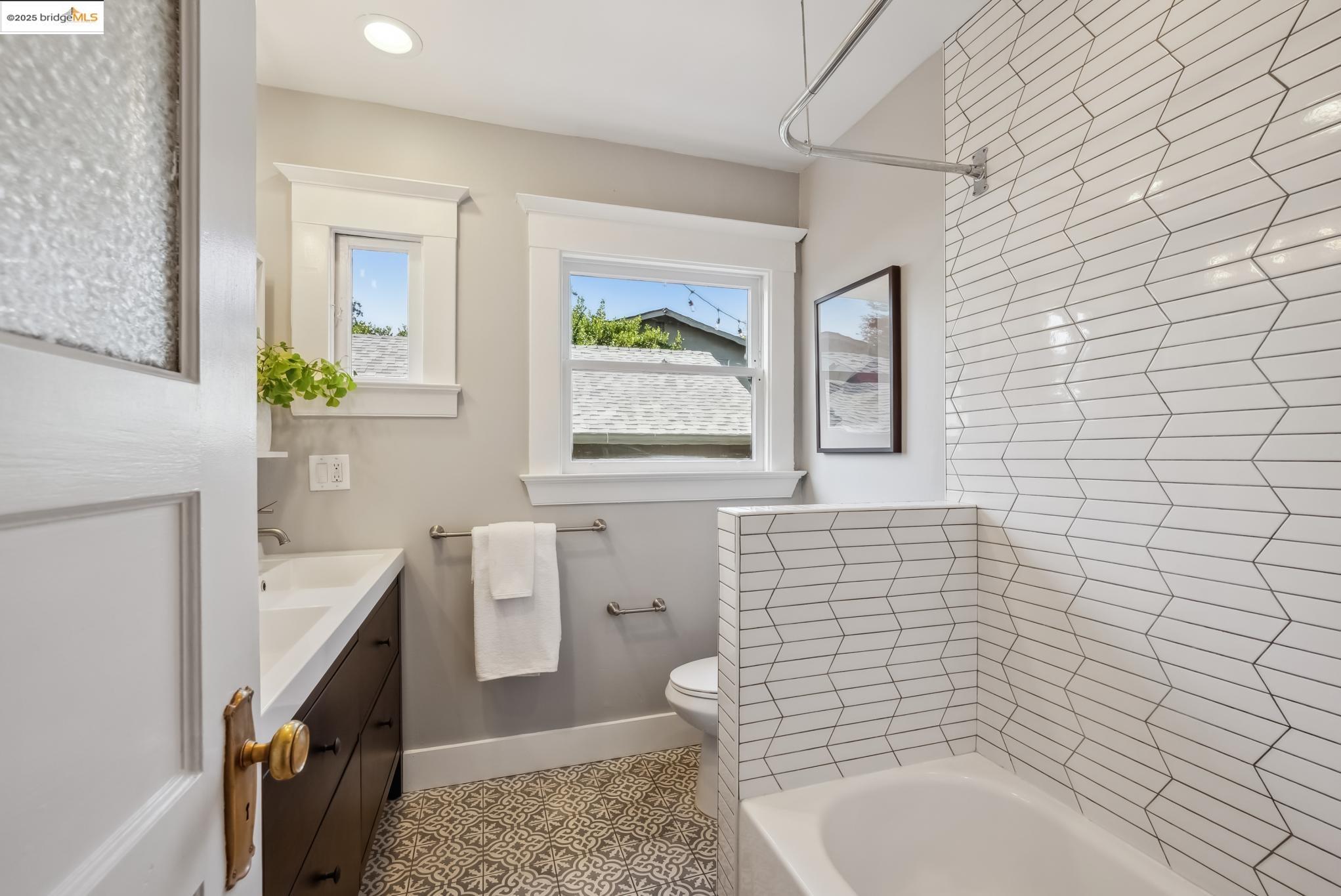 Detail Gallery Image 34 of 60 For 438 66th St, Oakland,  CA 94609 - 6 Beds | 3 Baths
