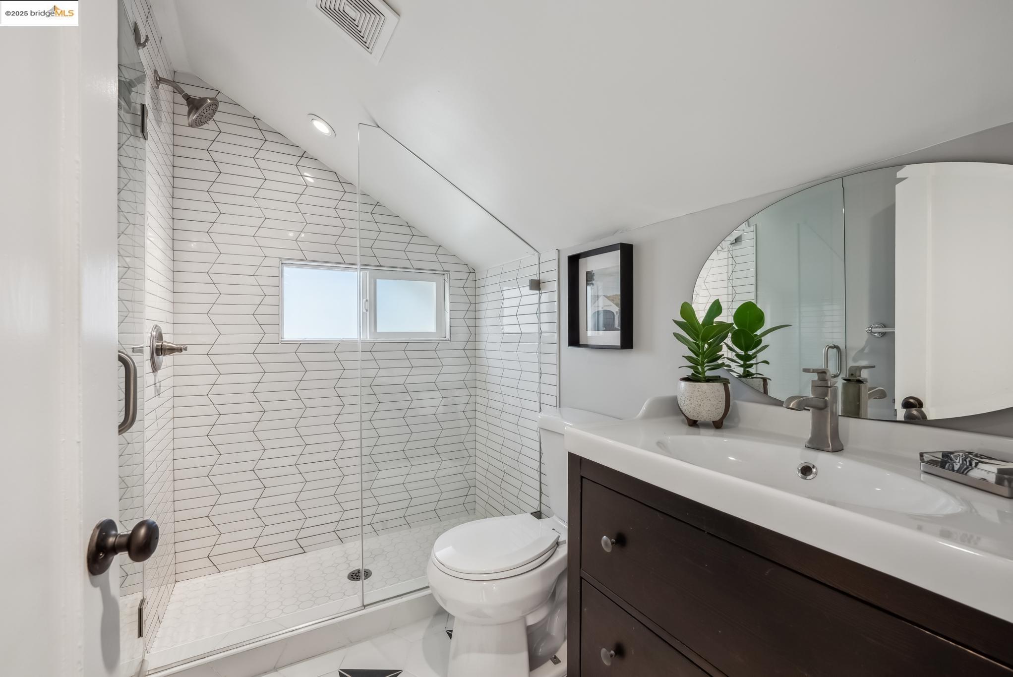 Detail Gallery Image 42 of 60 For 438 66th St, Oakland,  CA 94609 - 6 Beds | 3 Baths