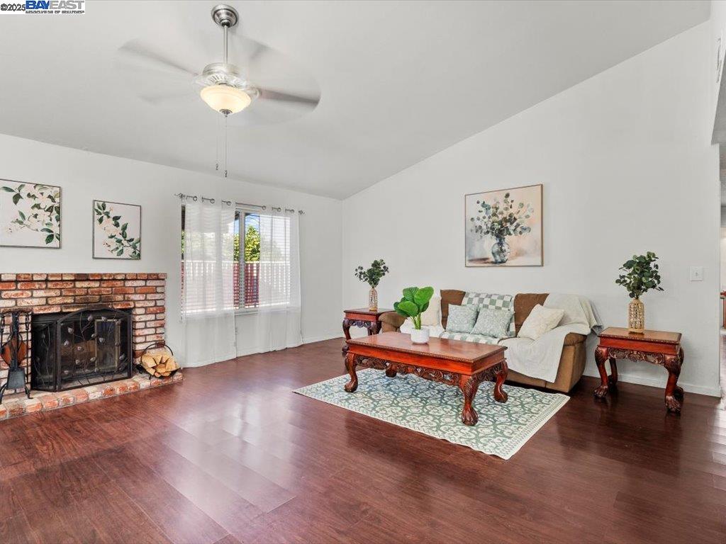 Detail Gallery Image 8 of 22 For 415 Amber Court, Tracy,  CA 95376 - 3 Beds | 2 Baths