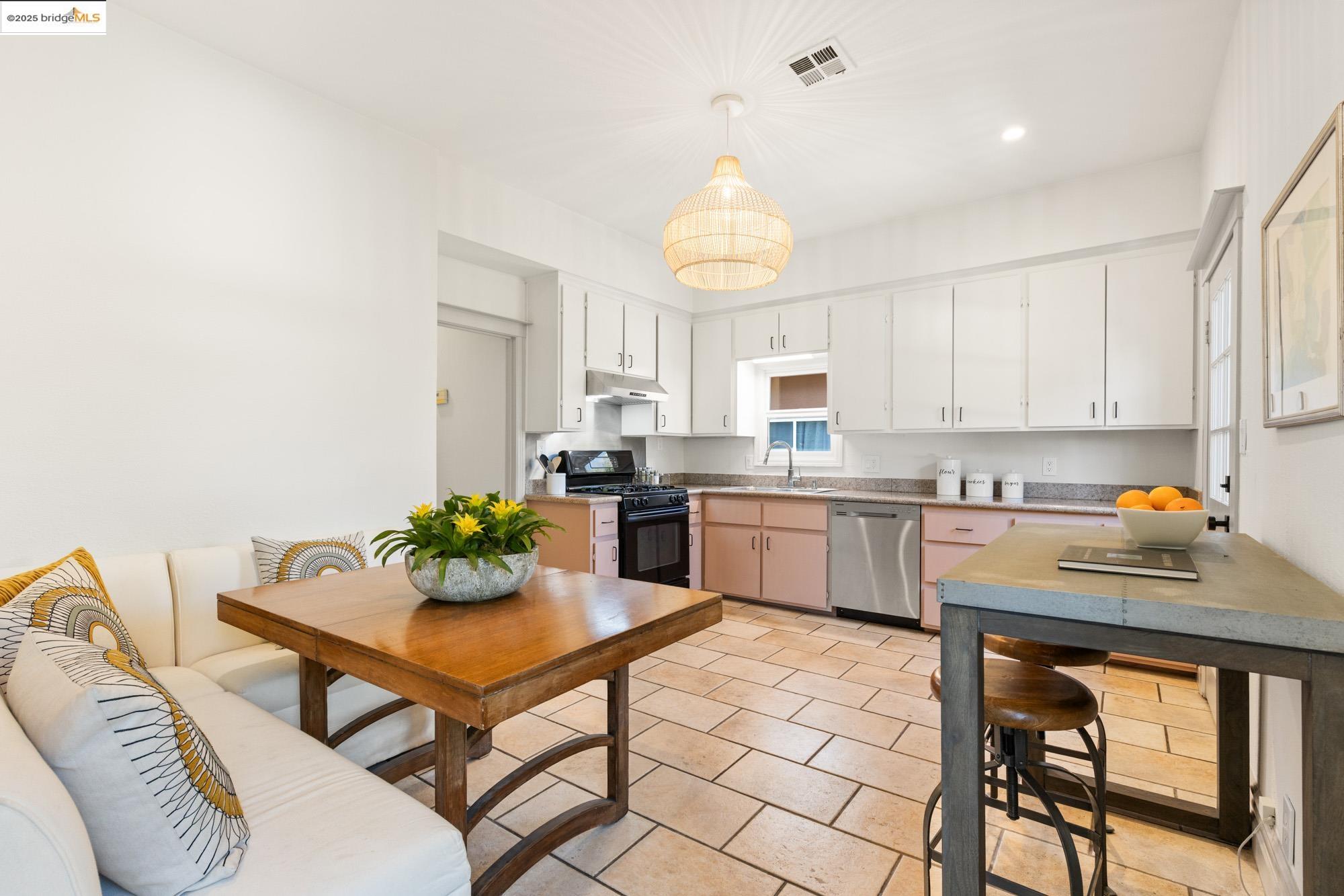 Detail Gallery Image 25 of 59 For 1011 Bancroft Way, Berkeley,  CA 94710 - 3 Beds | 2 Baths