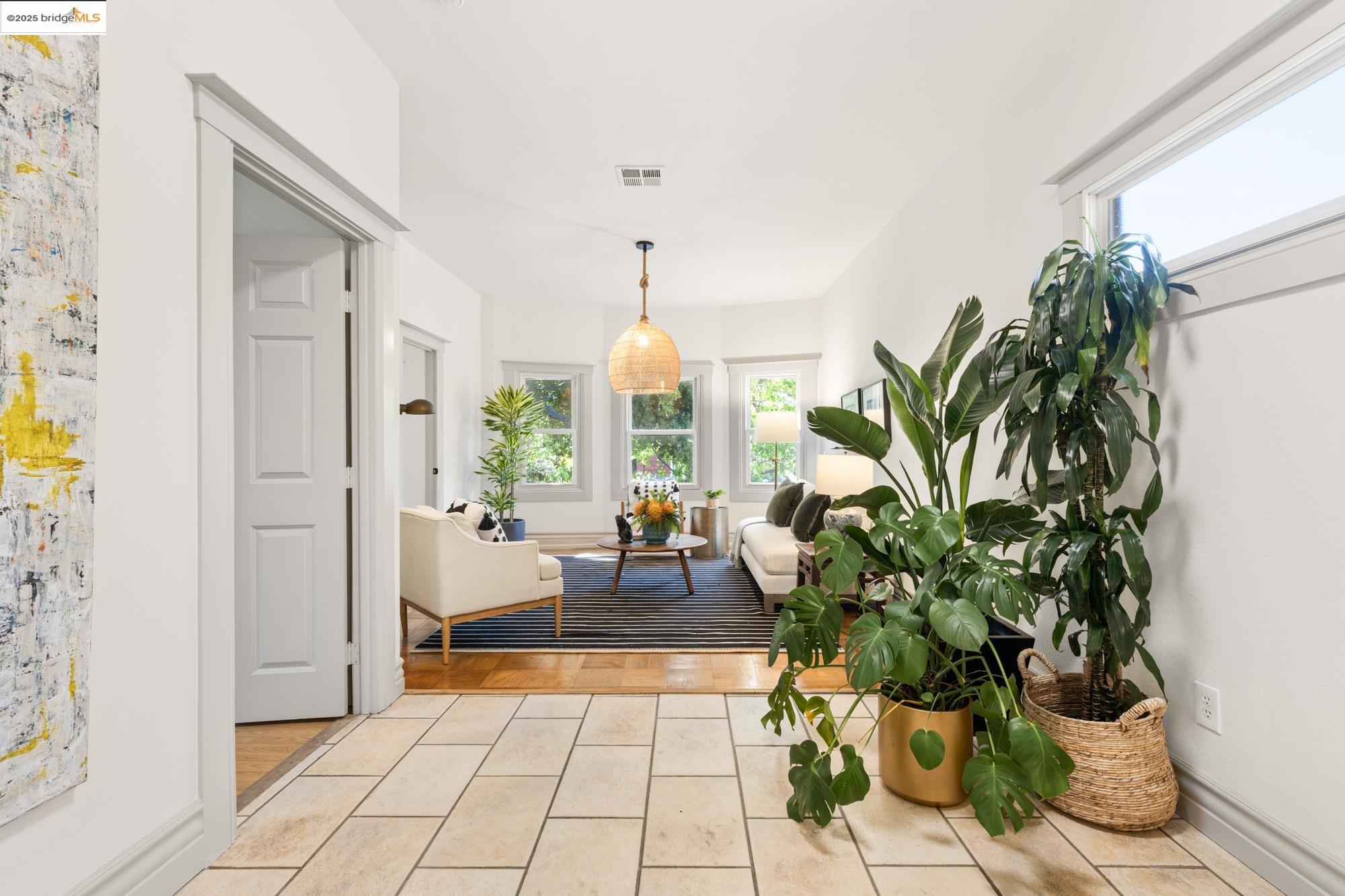 Detail Gallery Image 6 of 59 For 1011 Bancroft Way, Berkeley,  CA 94710 - 3 Beds | 2 Baths