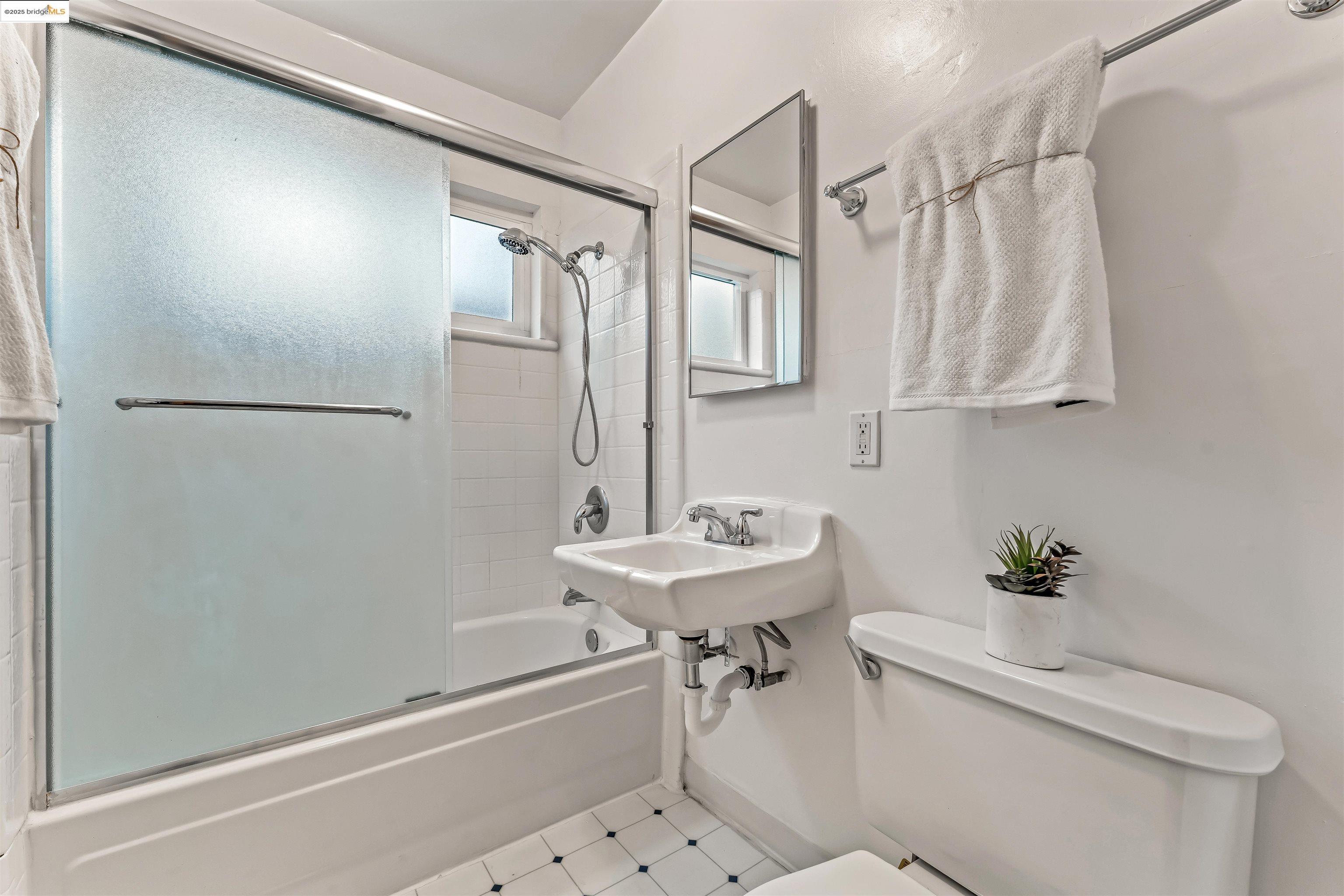 Detail Gallery Image 9 of 14 For 389 Somerset Rd, Piedmont,  CA 94611 - – Beds | – Baths