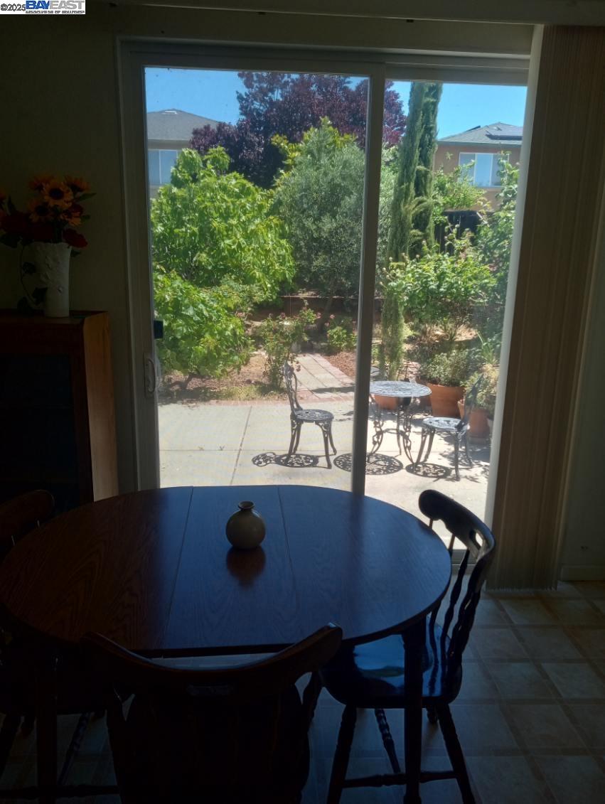 Detail Gallery Image 5 of 41 For 4035 Mount Day Ct, Antioch,  CA 94531 - 4 Beds | 2/1 Baths