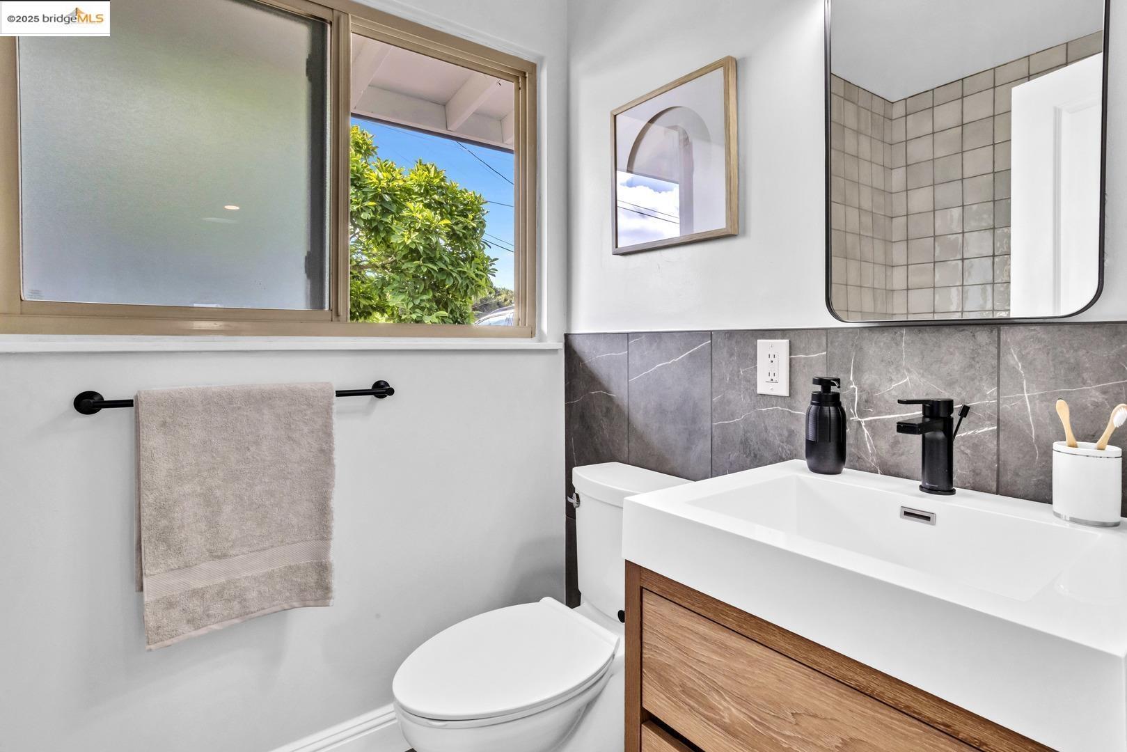 Detail Gallery Image 5 of 29 For 4369 Nelson Dr, Richmond,  CA 94803 - 4 Beds | 3 Baths