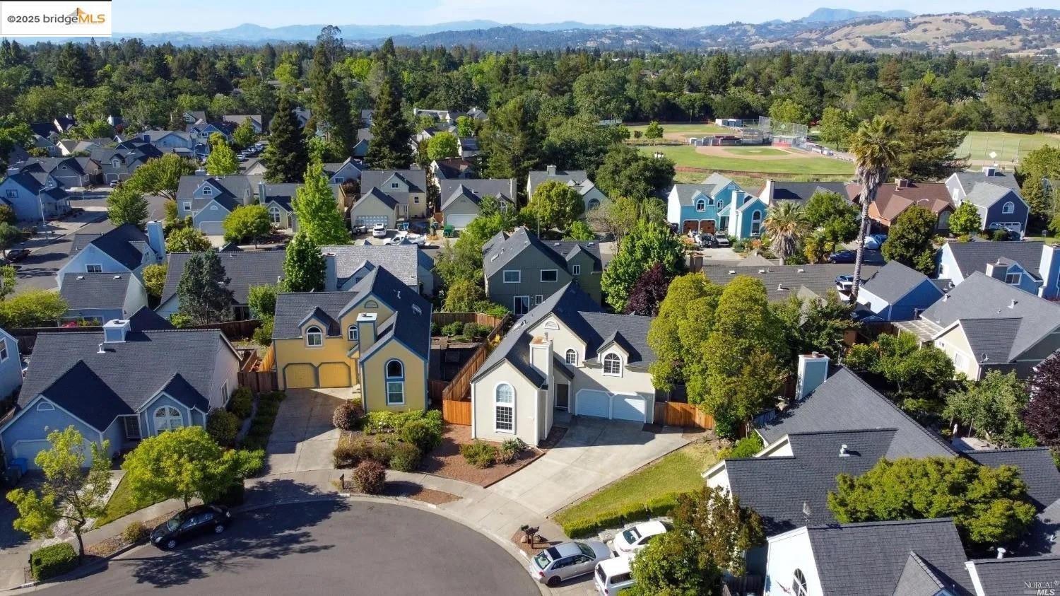 Detail Gallery Image 3 of 39 For 2131 Millwood Ct, Santa Rosa,  CA 95403 - 3 Beds | 3/1 Baths