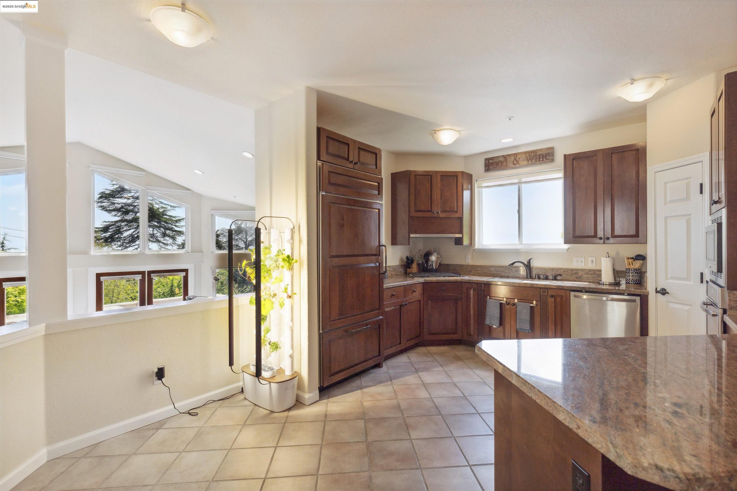 Detail Gallery Image 13 of 51 For 2312 Pelham Pl, Oakland,  CA 94611 - 4 Beds | 3 Baths