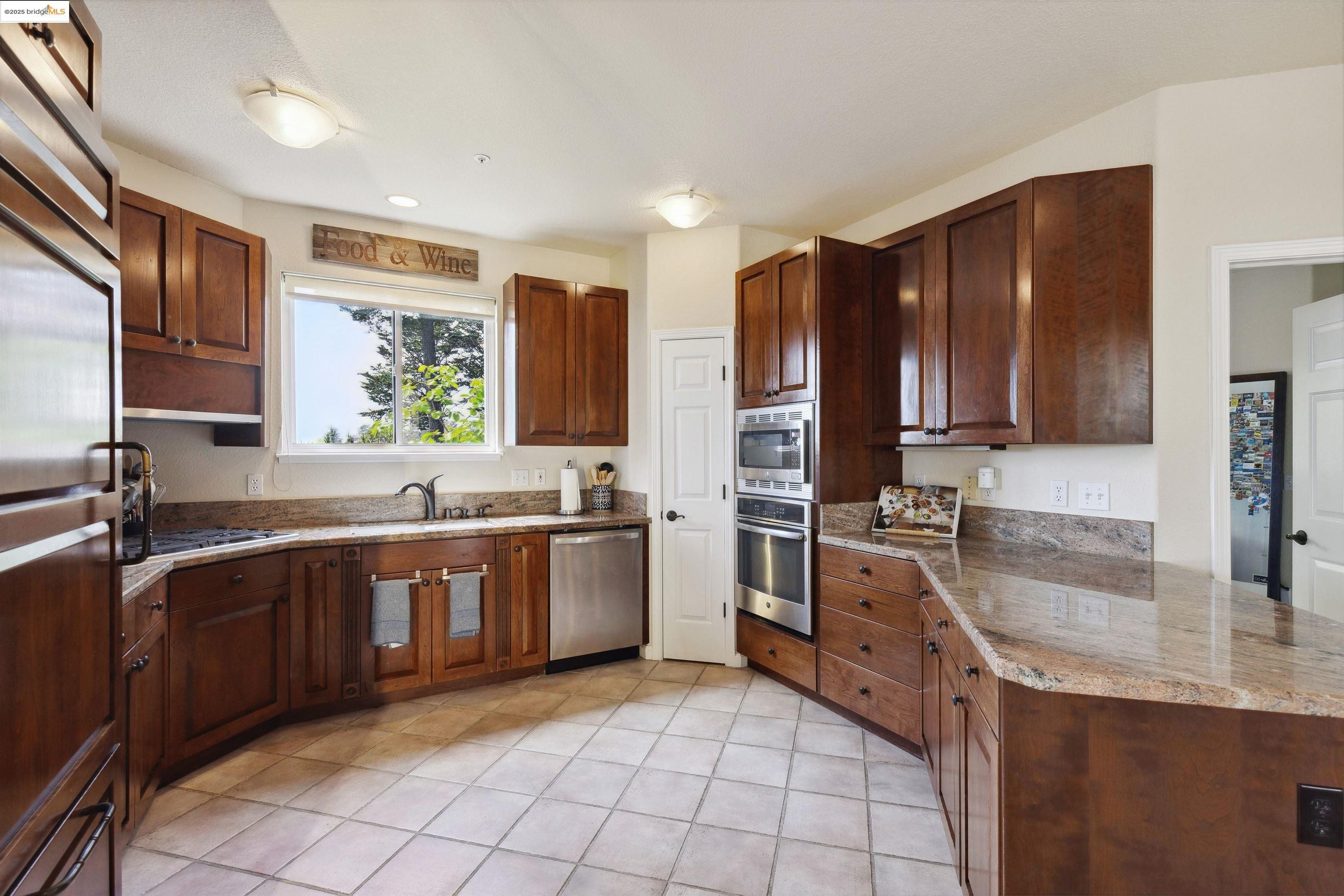 Detail Gallery Image 14 of 51 For 2312 Pelham Pl, Oakland,  CA 94611 - 4 Beds | 3 Baths