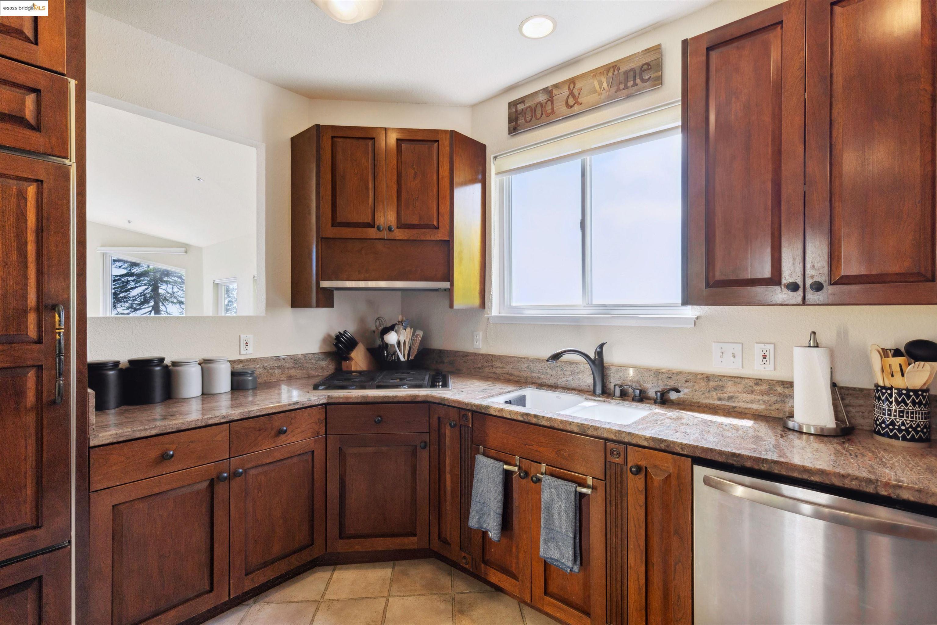 Detail Gallery Image 15 of 51 For 2312 Pelham Pl, Oakland,  CA 94611 - 4 Beds | 3 Baths
