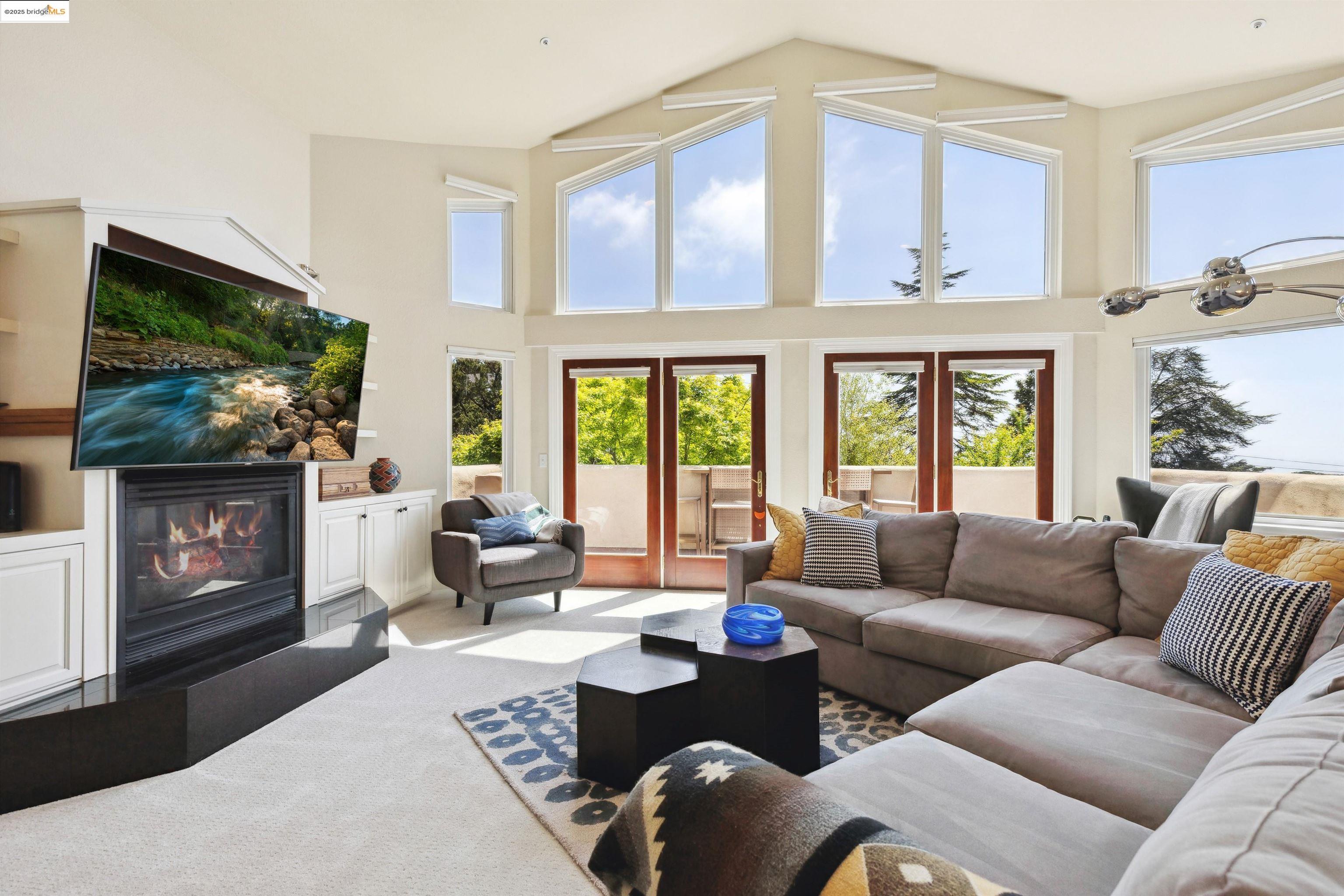 Detail Gallery Image 4 of 51 For 2312 Pelham Pl, Oakland,  CA 94611 - 4 Beds | 3 Baths