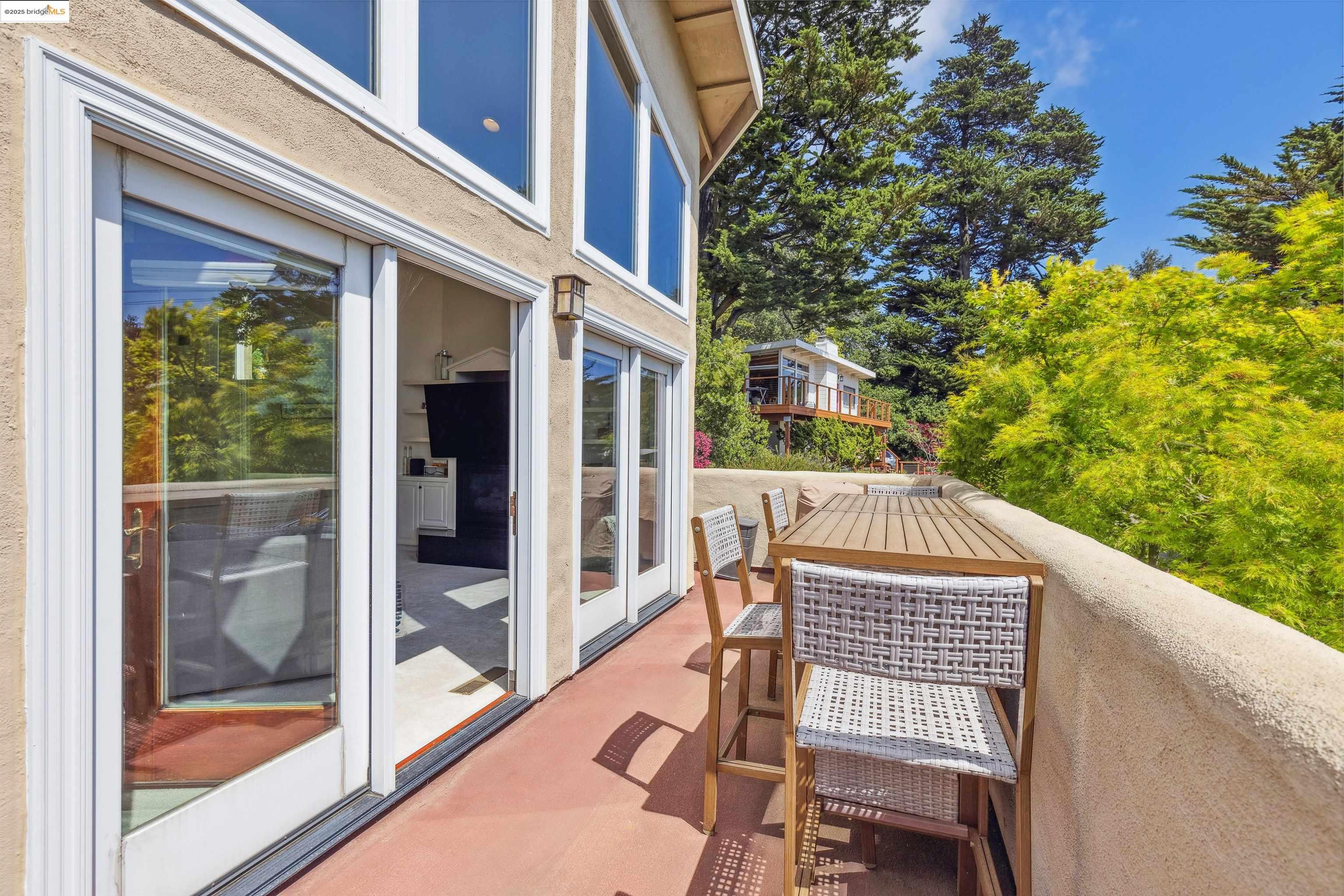 Detail Gallery Image 7 of 51 For 2312 Pelham Pl, Oakland,  CA 94611 - 4 Beds | 3 Baths