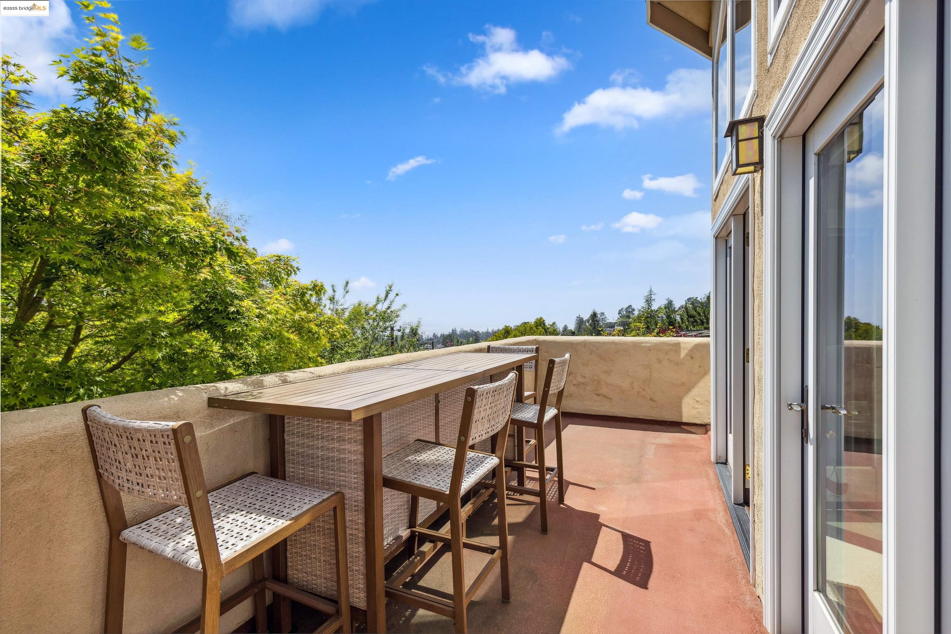 Detail Gallery Image 8 of 51 For 2312 Pelham Pl, Oakland,  CA 94611 - 4 Beds | 3 Baths
