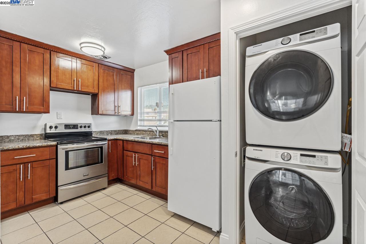 1813 63rd St # D, Berkeley, California 94703, 2 Bedrooms Bedrooms, 5 Rooms Rooms,1 BathroomBathrooms,Residential Lease,For Rent,1813 63rd St # D,41096196
