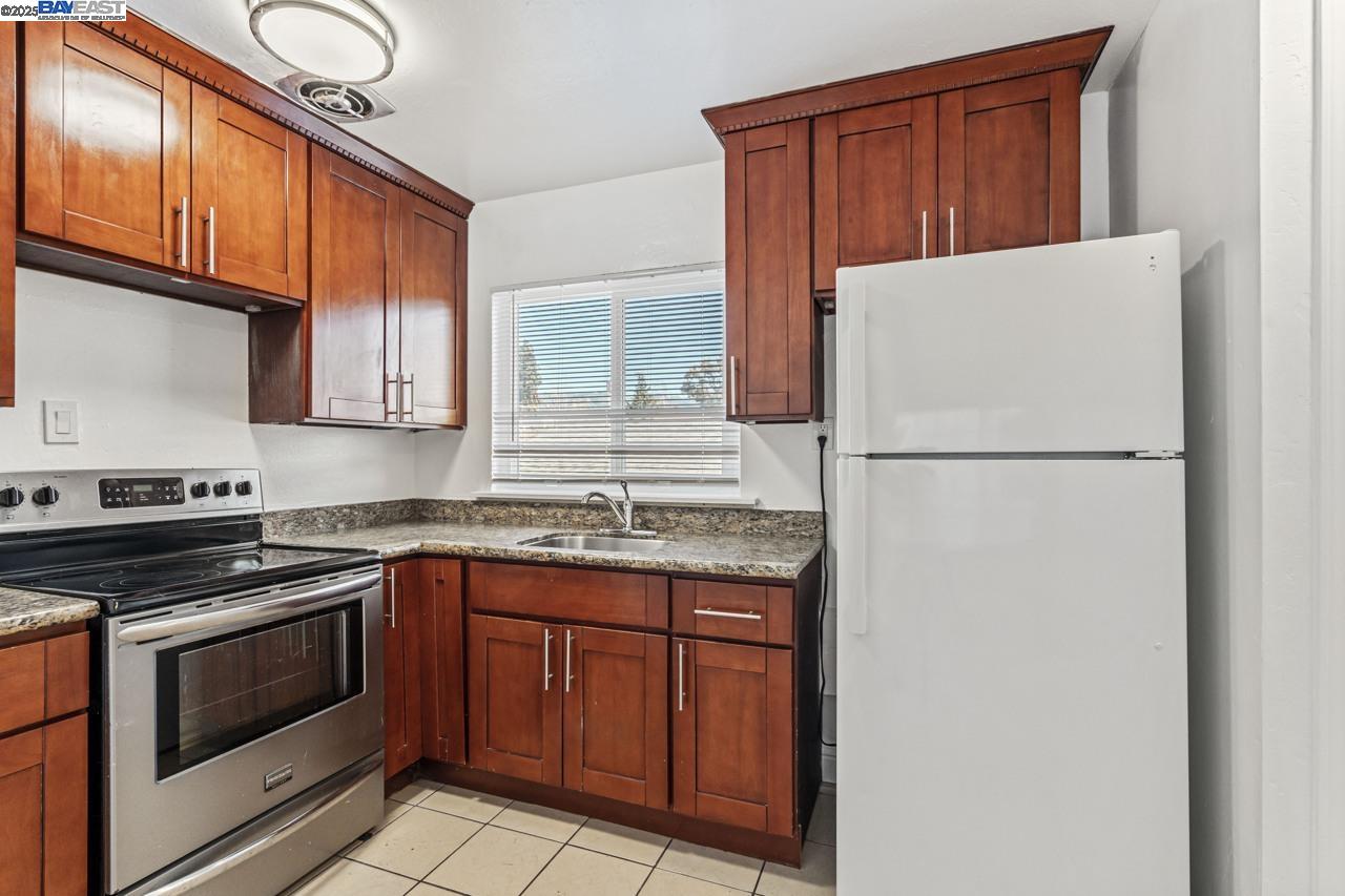 1813 63rd St # D, Berkeley, California 94703, 2 Bedrooms Bedrooms, 5 Rooms Rooms,1 BathroomBathrooms,Residential Lease,For Rent,1813 63rd St # D,41096196