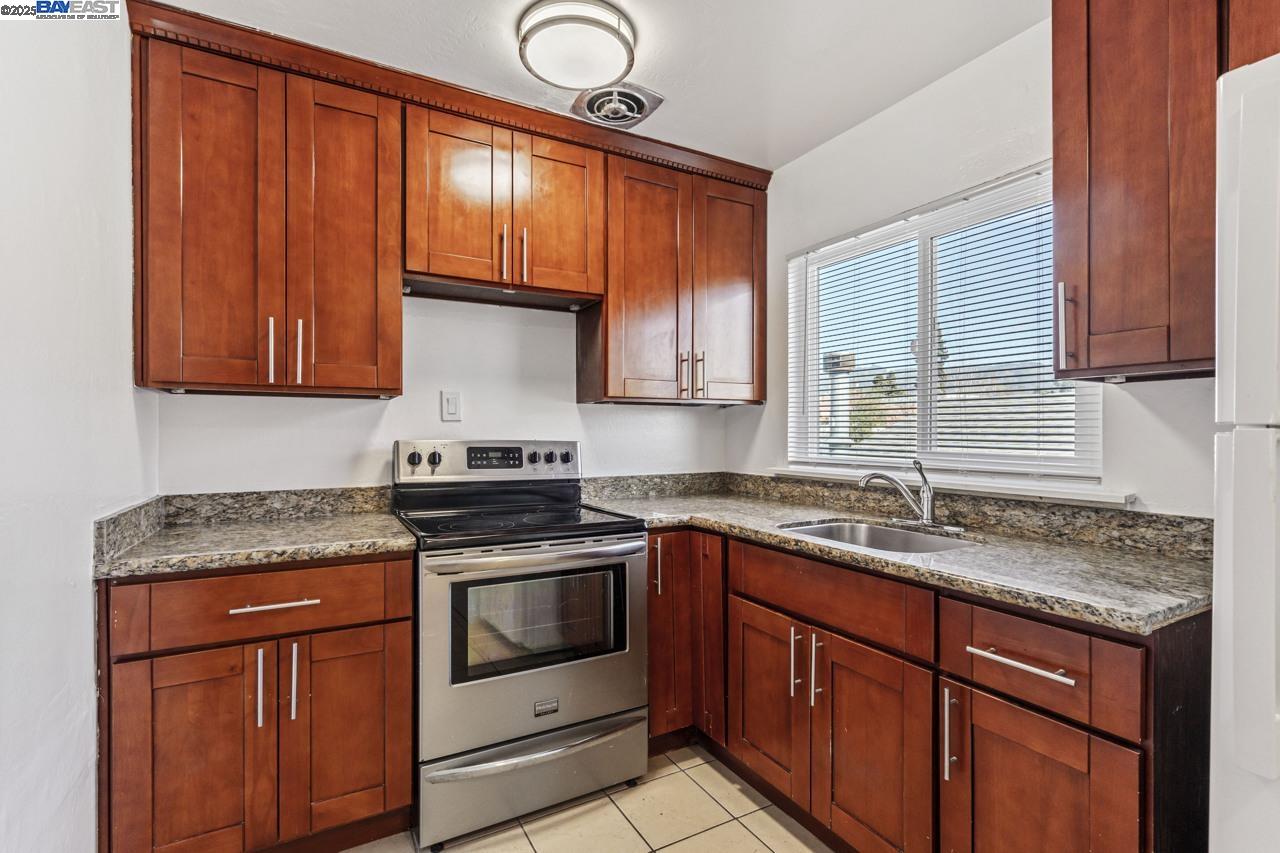 1813 63rd St # D, Berkeley, California 94703, 2 Bedrooms Bedrooms, 5 Rooms Rooms,1 BathroomBathrooms,Residential Lease,For Rent,1813 63rd St # D,41096196