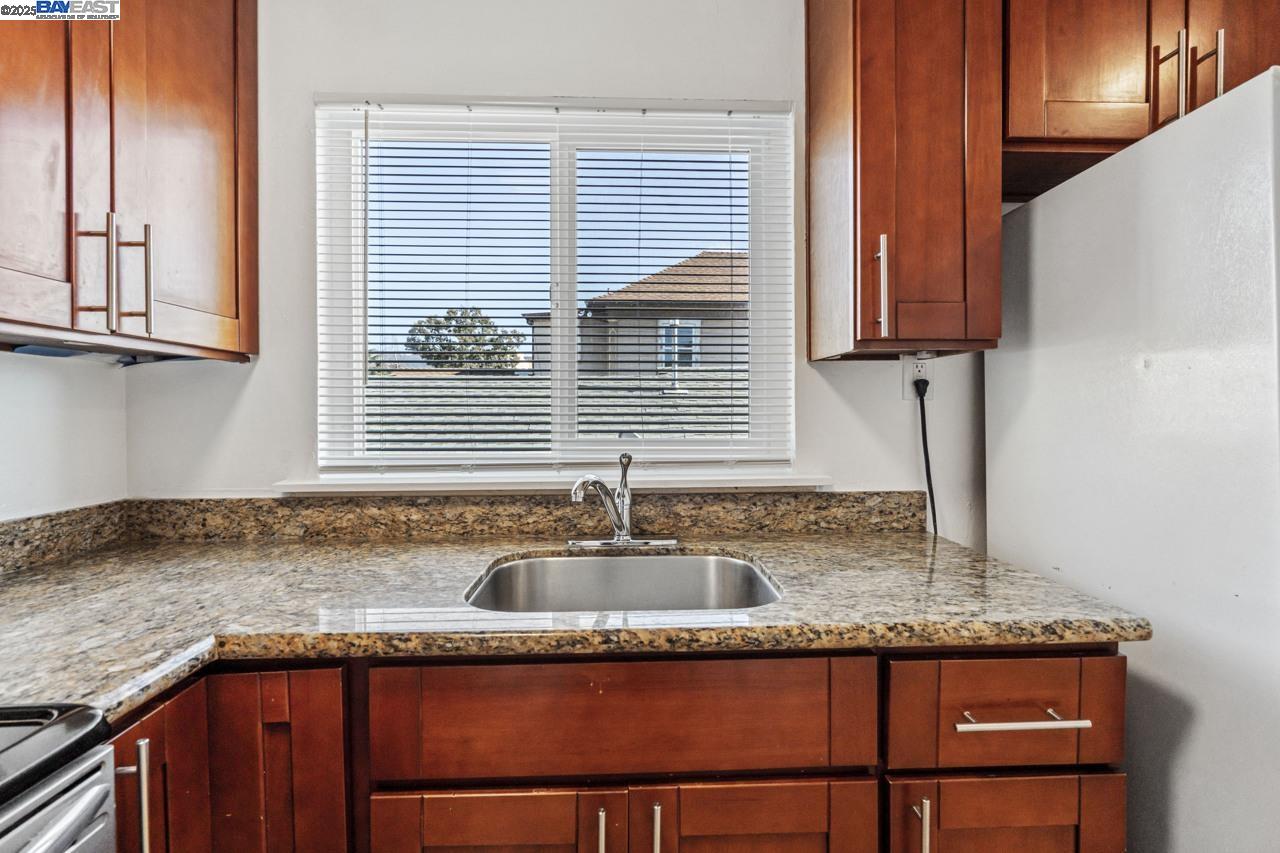 1813 63rd St # D, Berkeley, California 94703, 2 Bedrooms Bedrooms, 5 Rooms Rooms,1 BathroomBathrooms,Residential Lease,For Rent,1813 63rd St # D,41096196