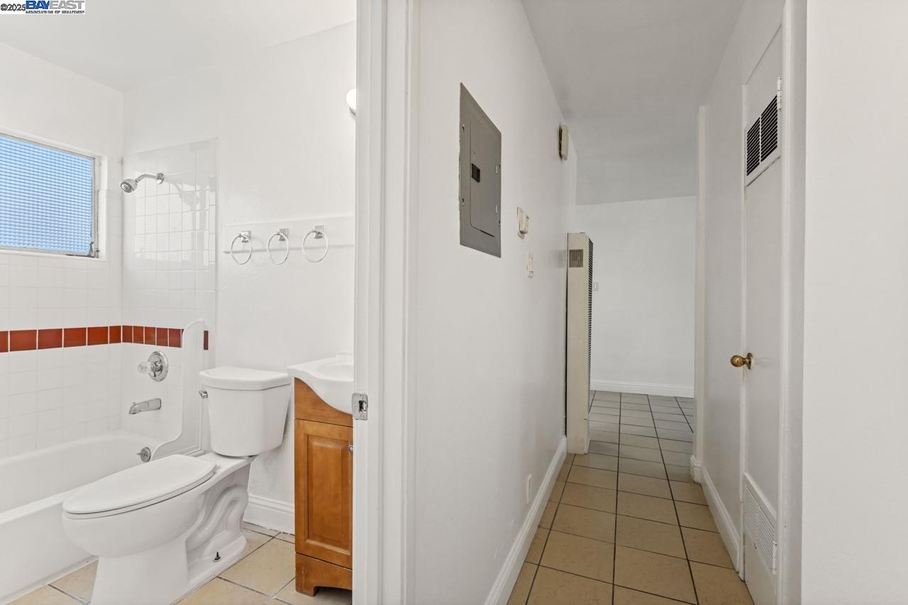 1813 63rd St # D, Berkeley, California 94703, 2 Bedrooms Bedrooms, 5 Rooms Rooms,1 BathroomBathrooms,Residential Lease,For Rent,1813 63rd St # D,41096196