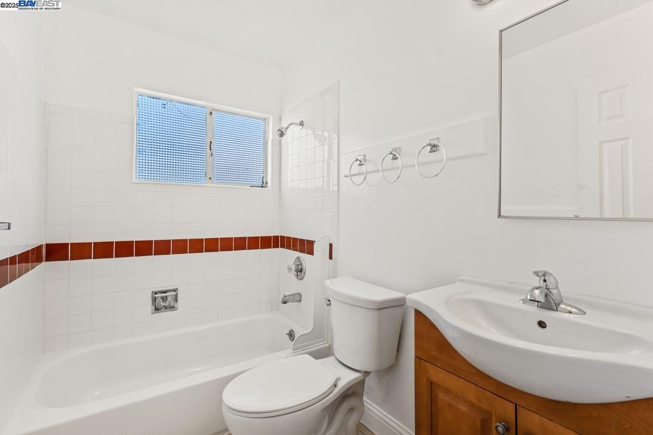 1813 63rd St # D, Berkeley, California 94703, 2 Bedrooms Bedrooms, 5 Rooms Rooms,1 BathroomBathrooms,Residential Lease,For Rent,1813 63rd St # D,41096196