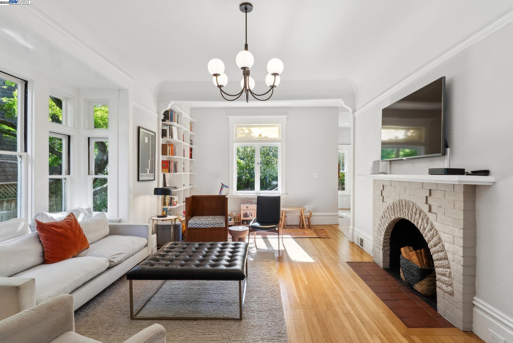 Detail Gallery Image 13 of 60 For 1325 Saint Charles St, Alameda,  CA 94501 - 4 Beds | 2 Baths