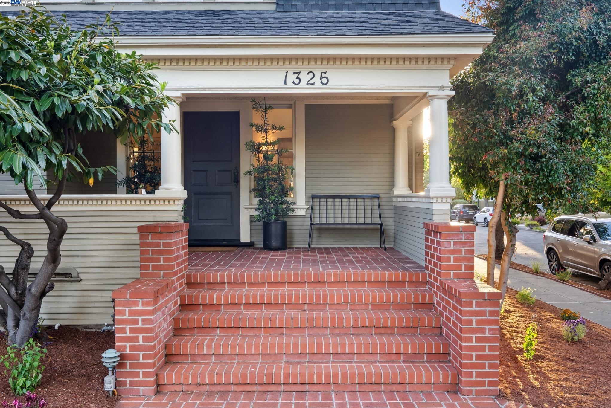 Detail Gallery Image 6 of 60 For 1325 Saint Charles St, Alameda,  CA 94501 - 4 Beds | 2 Baths