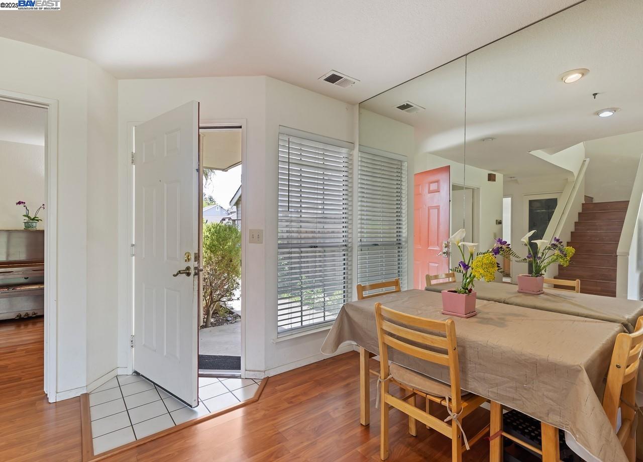 Detail Gallery Image 4 of 17 For 1989 Rheem Dr, Pleasanton,  CA 94588 - 3 Beds | 3 Baths
