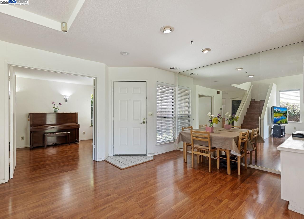 Detail Gallery Image 6 of 17 For 1989 Rheem Dr, Pleasanton,  CA 94588 - 3 Beds | 3 Baths