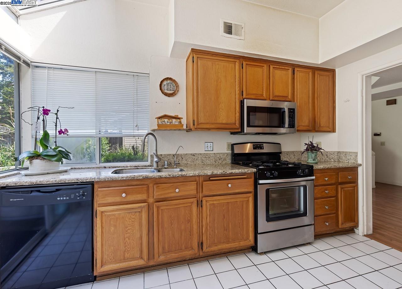 Detail Gallery Image 9 of 17 For 1989 Rheem Dr, Pleasanton,  CA 94588 - 3 Beds | 3 Baths