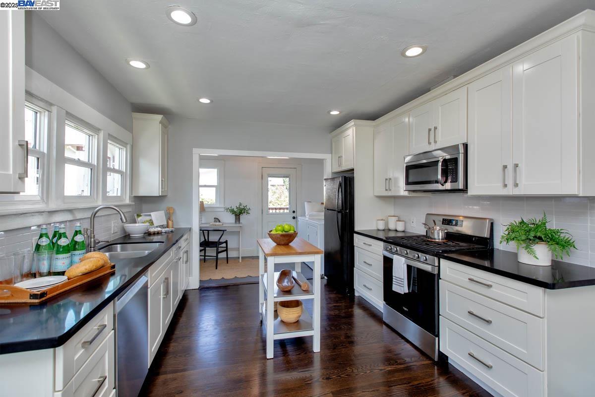 Detail Gallery Image 1 of 1 For 5514 Laverne Ave, Oakland,  CA 94605 - 2 Beds | 1 Baths