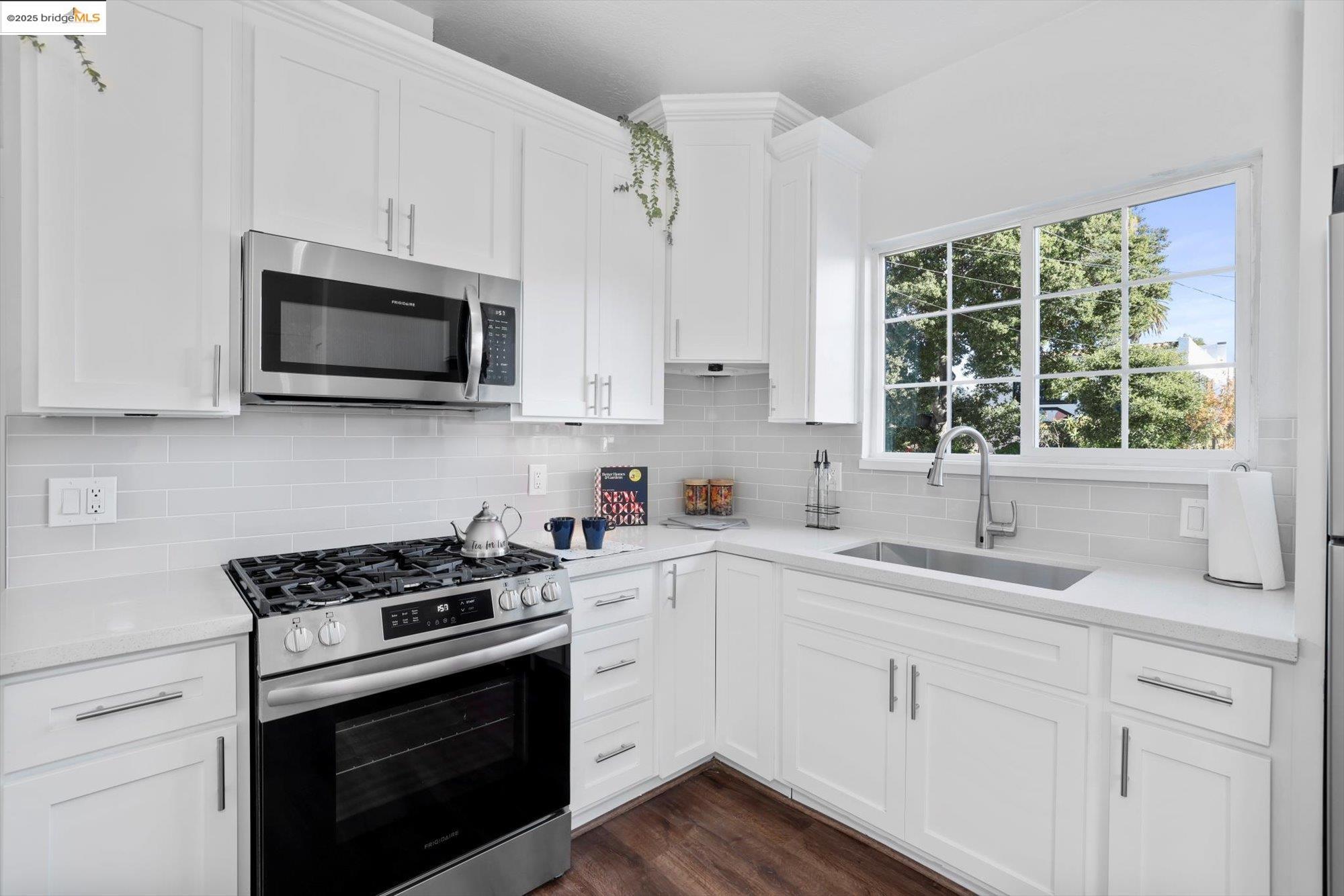Detail Gallery Image 11 of 35 For 1641 E 20th Street, Oakland,  CA 94606 - 2 Beds | 1 Baths