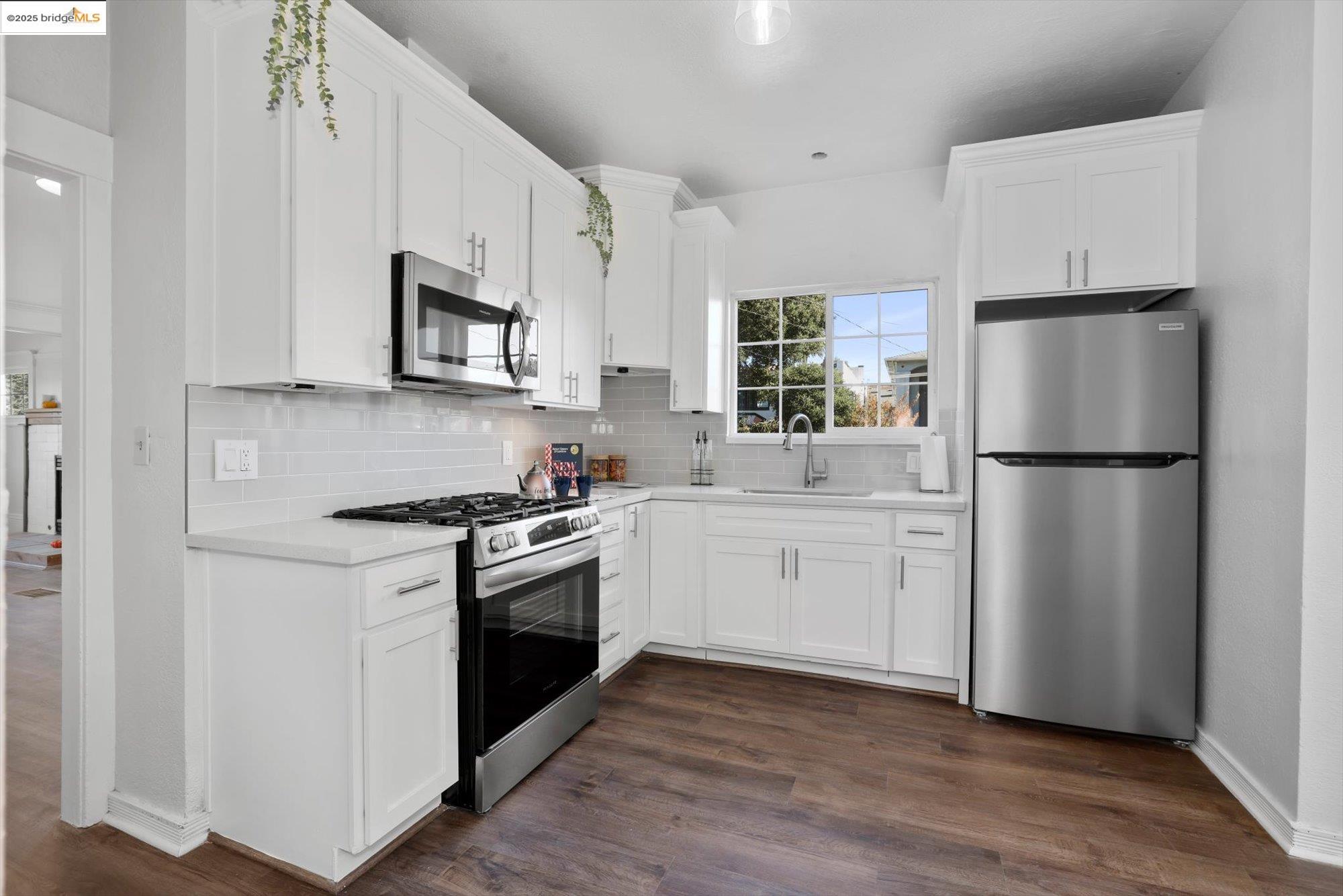 Detail Gallery Image 12 of 35 For 1641 E 20th Street, Oakland,  CA 94606 - 2 Beds | 1 Baths