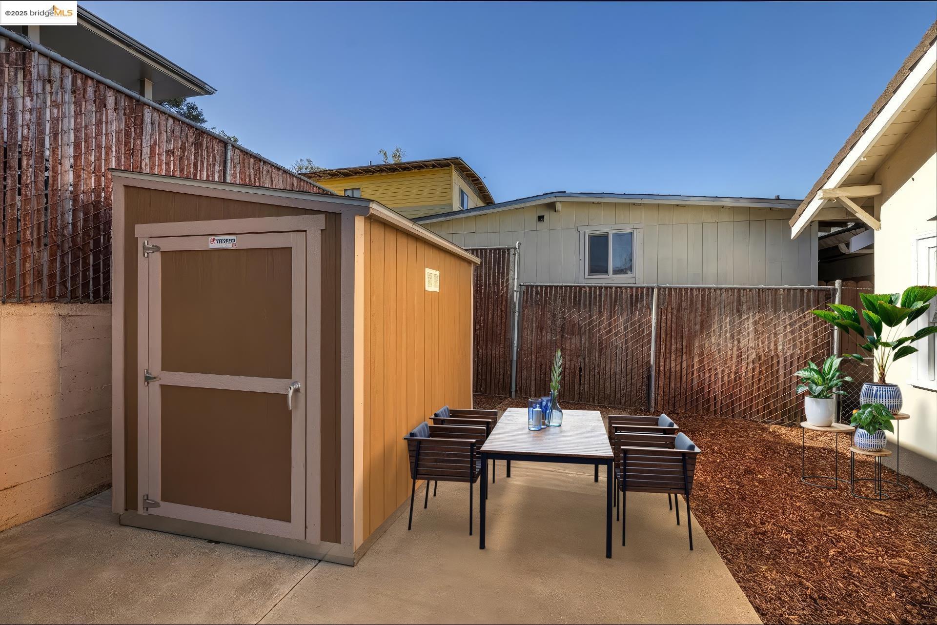 Detail Gallery Image 17 of 28 For 1641 E 20th Street, Oakland,  CA 94606 - 2 Beds | 1 Baths