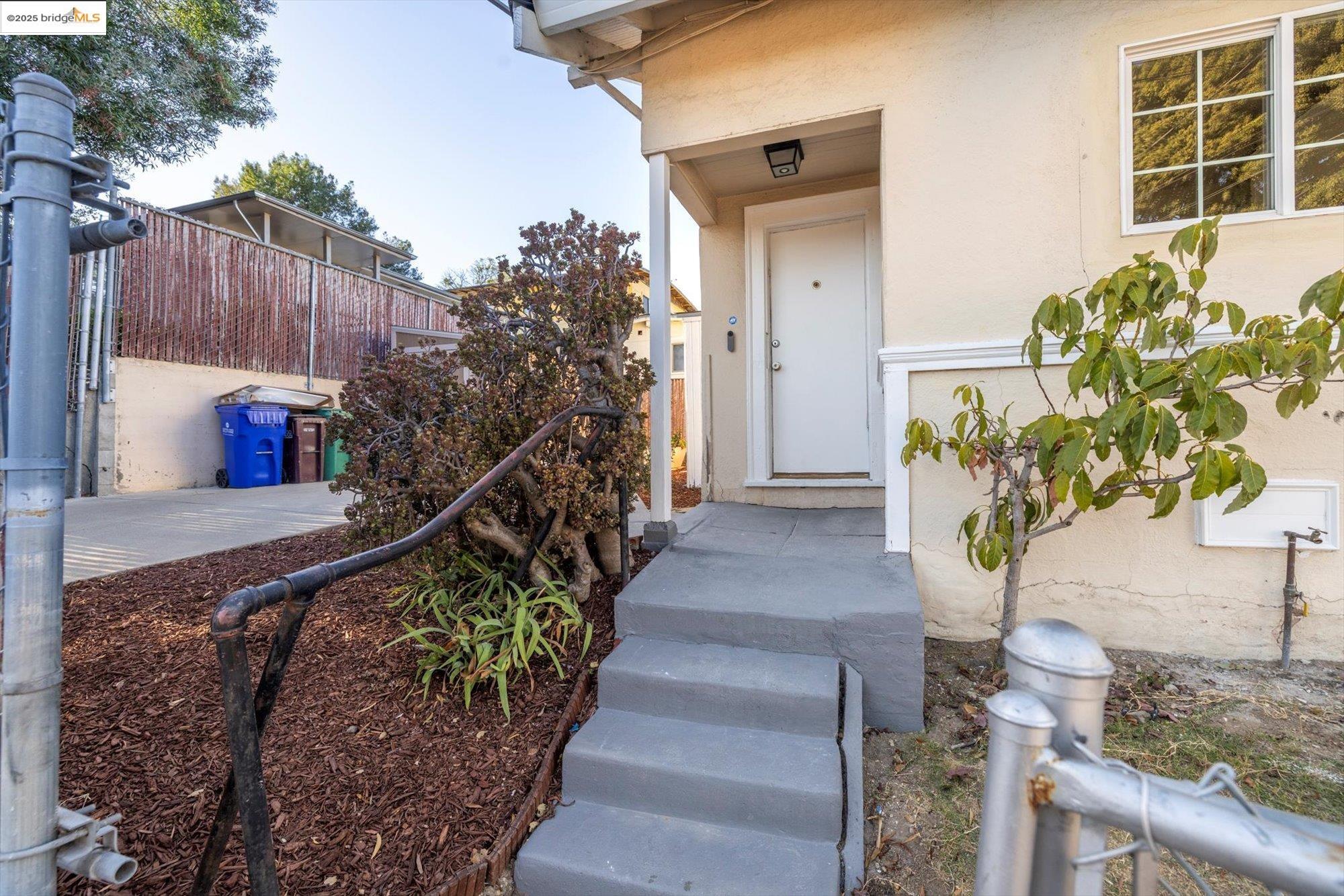 Detail Gallery Image 20 of 35 For 1641 E 20th Street, Oakland,  CA 94606 - 2 Beds | 1 Baths