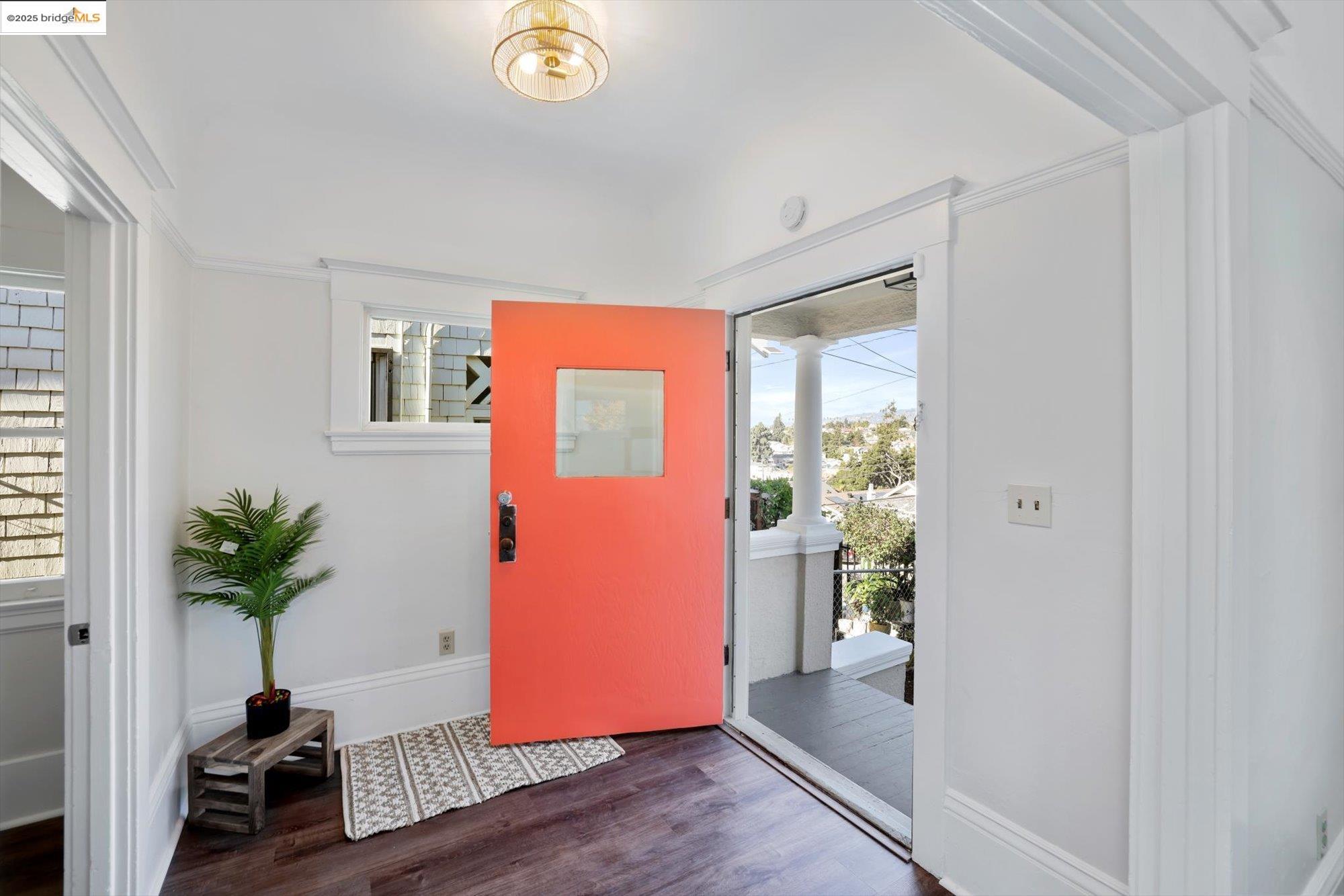 Detail Gallery Image 3 of 35 For 1641 E 20th Street, Oakland,  CA 94606 - 2 Beds | 1 Baths