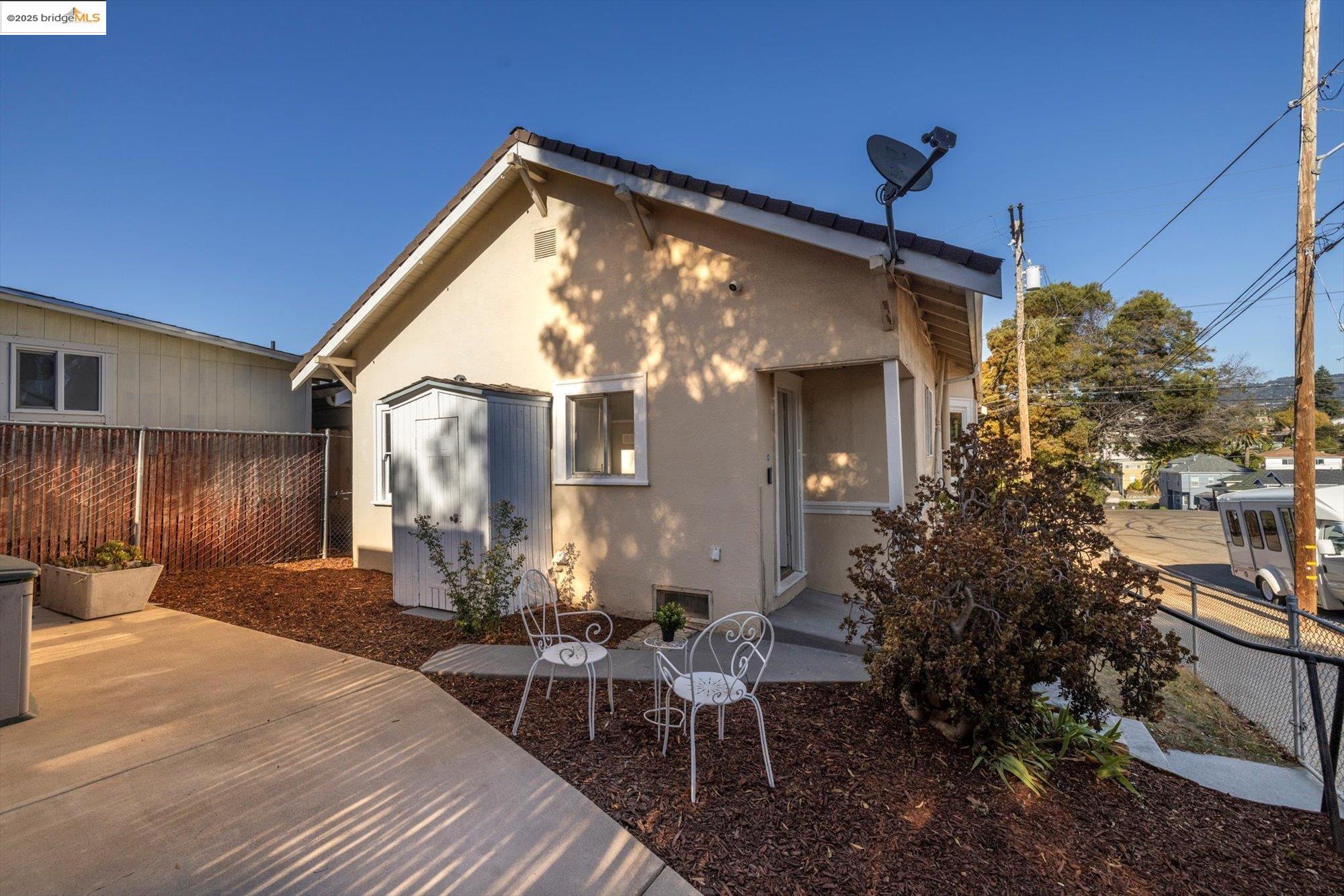 Detail Gallery Image 22 of 35 For 1641 E 20th Street, Oakland,  CA 94606 - 2 Beds | 1 Baths
