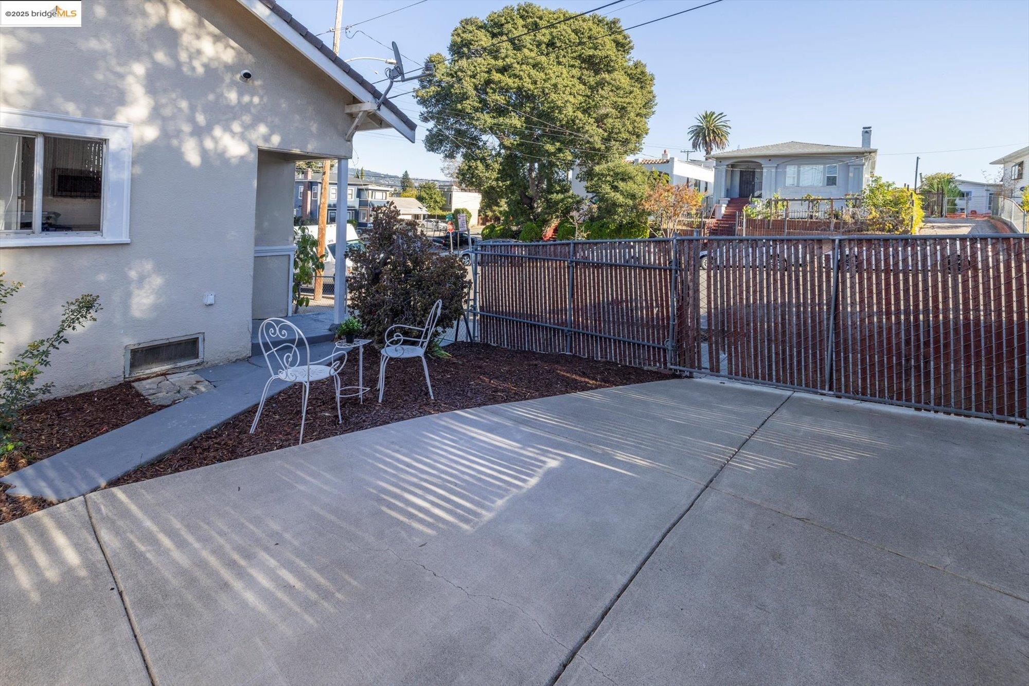 Detail Gallery Image 23 of 35 For 1641 E 20th Street, Oakland,  CA 94606 - 2 Beds | 1 Baths