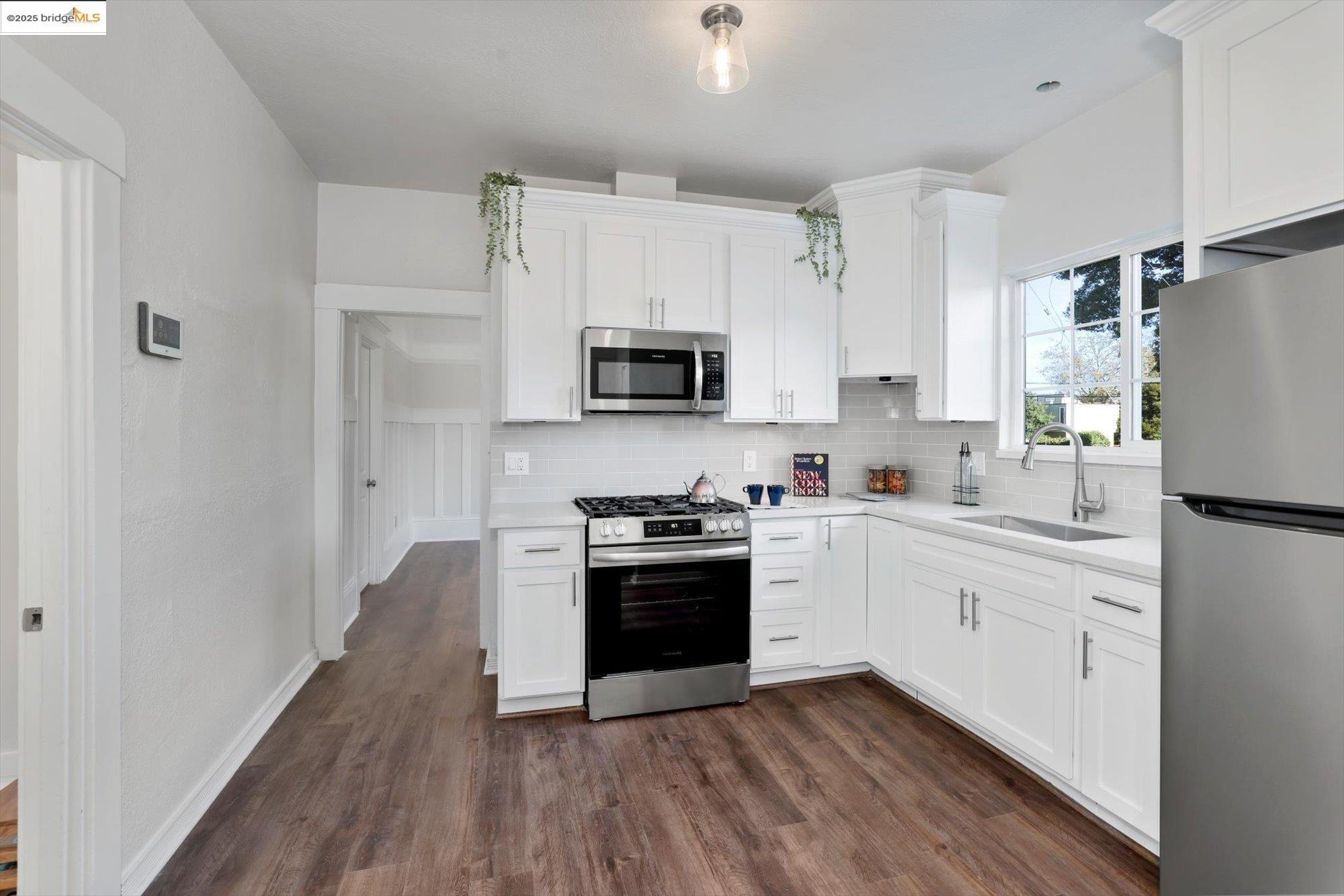Detail Gallery Image 10 of 35 For 1641 E 20th Street, Oakland,  CA 94606 - 2 Beds | 1 Baths