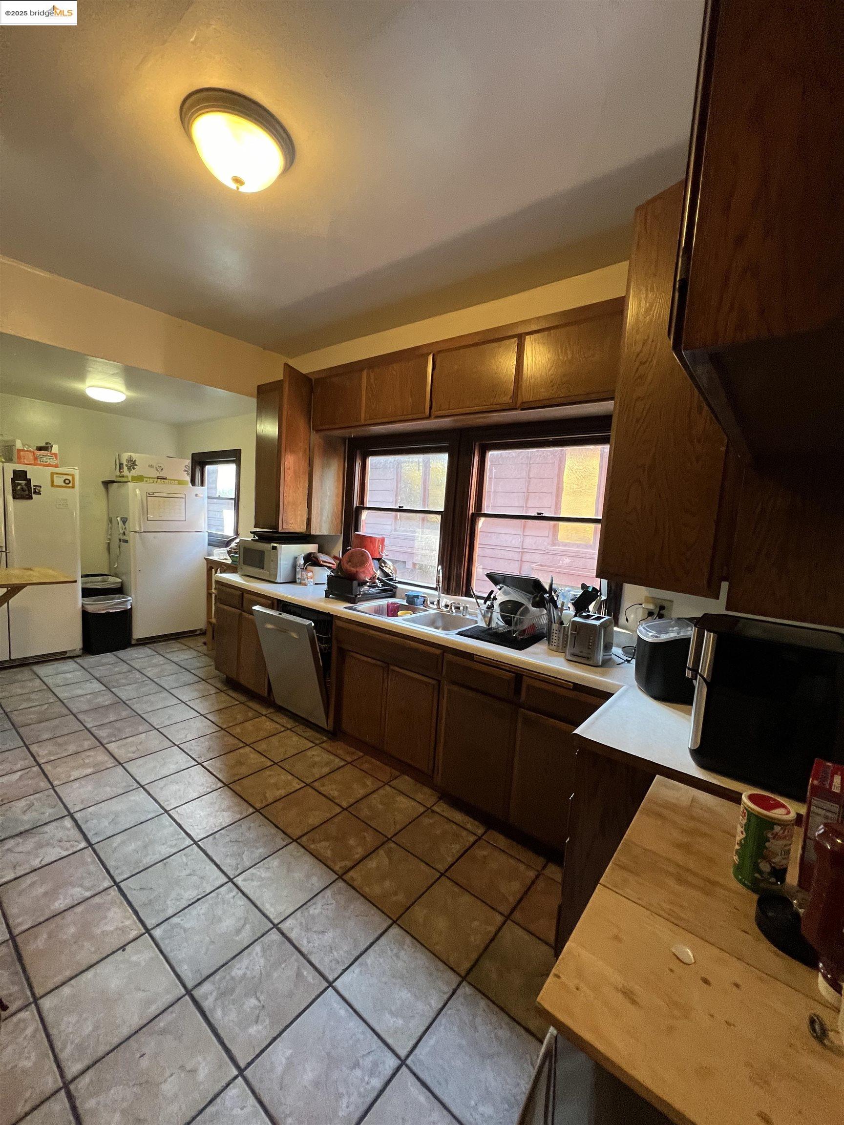 Detail Gallery Image 4 of 12 For 2642 College Ave, Berkeley,  CA 94704-3407 - 6 Beds | 3/1 Baths