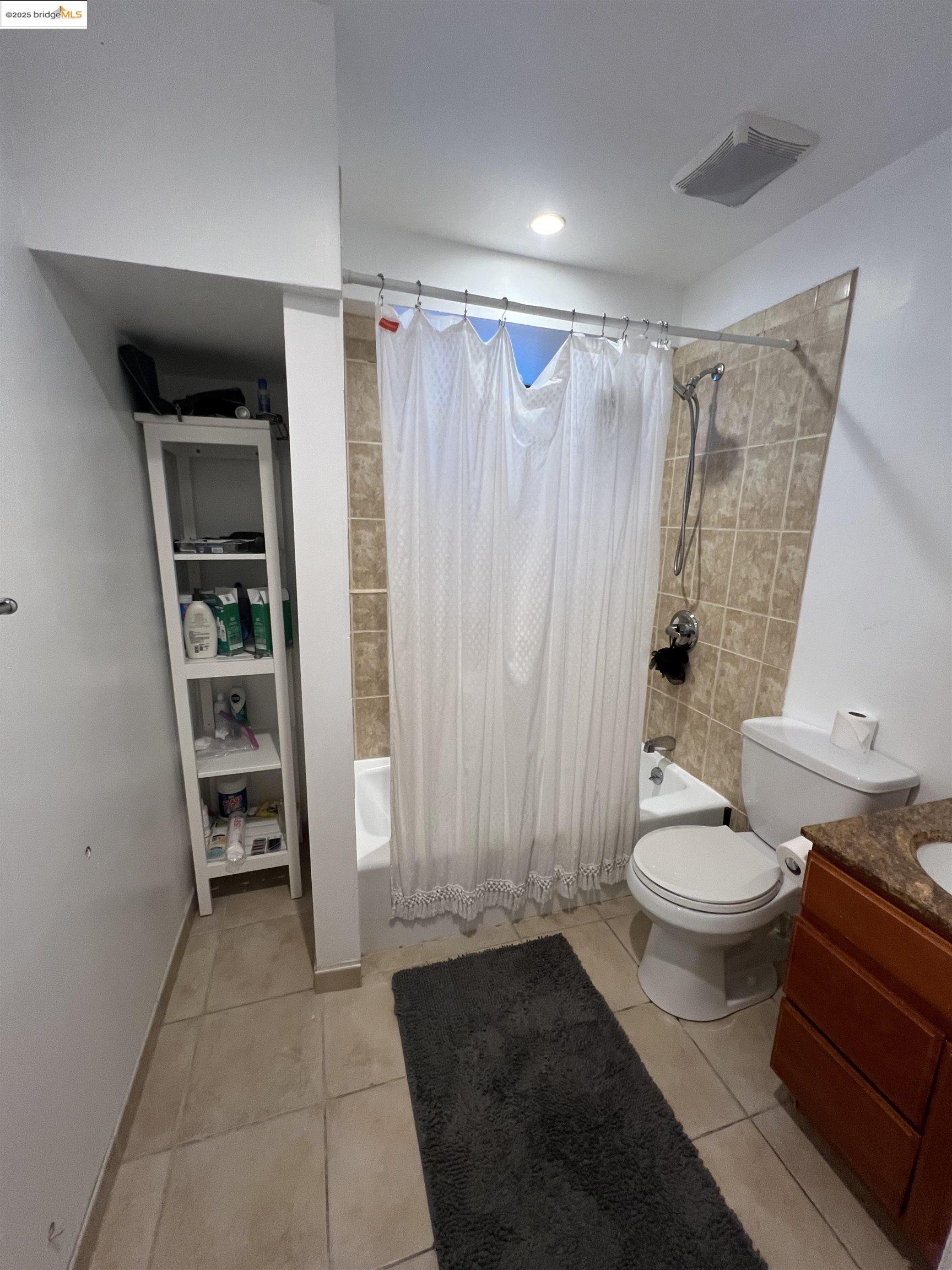 Detail Gallery Image 9 of 12 For 2642 College Ave, Berkeley,  CA 94704-3407 - 6 Beds | 3/1 Baths
