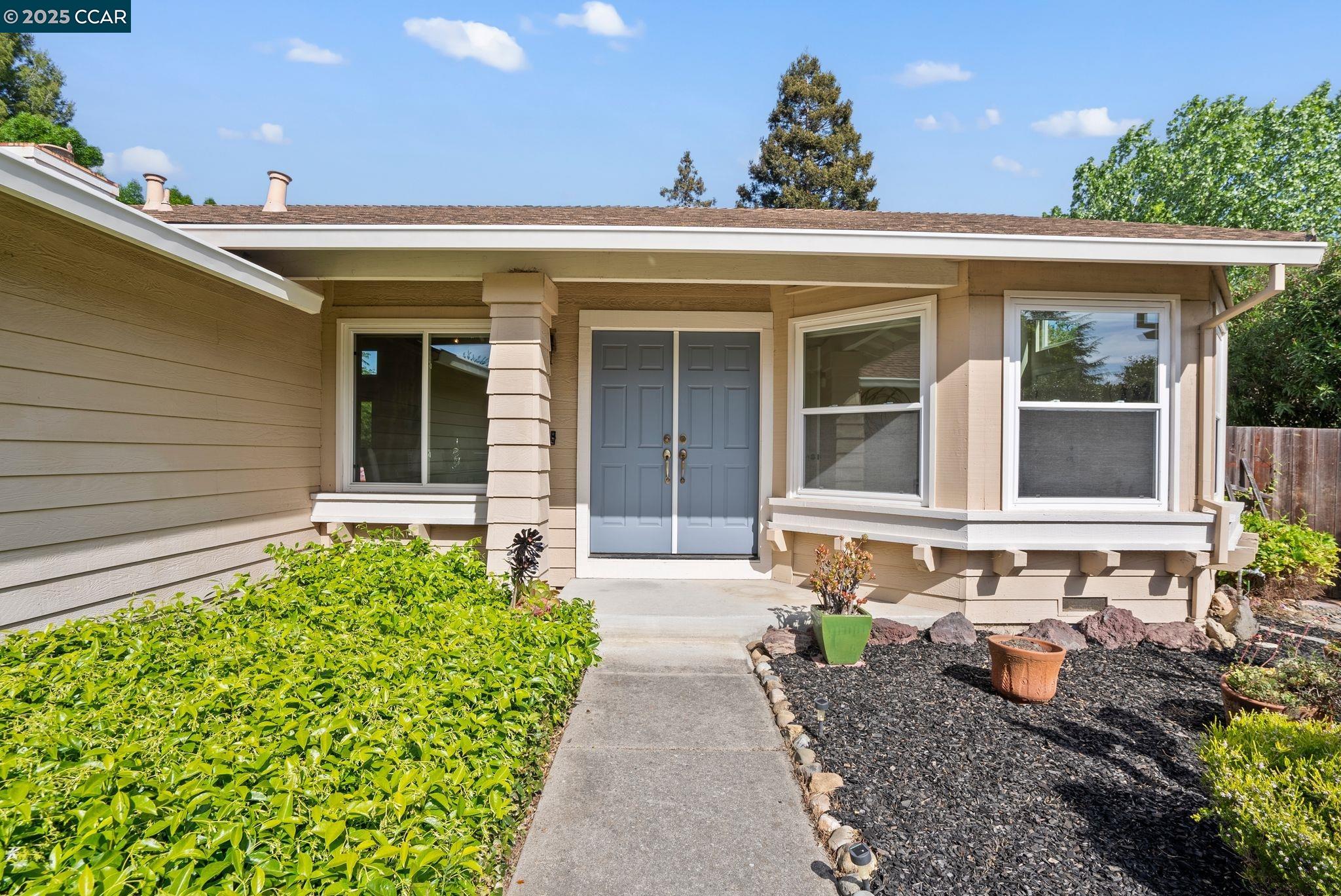 Detail Gallery Image 1 of 35 For 2526 Holly View Drive, Martinez,  CA 94553 - 3 Beds | 2 Baths