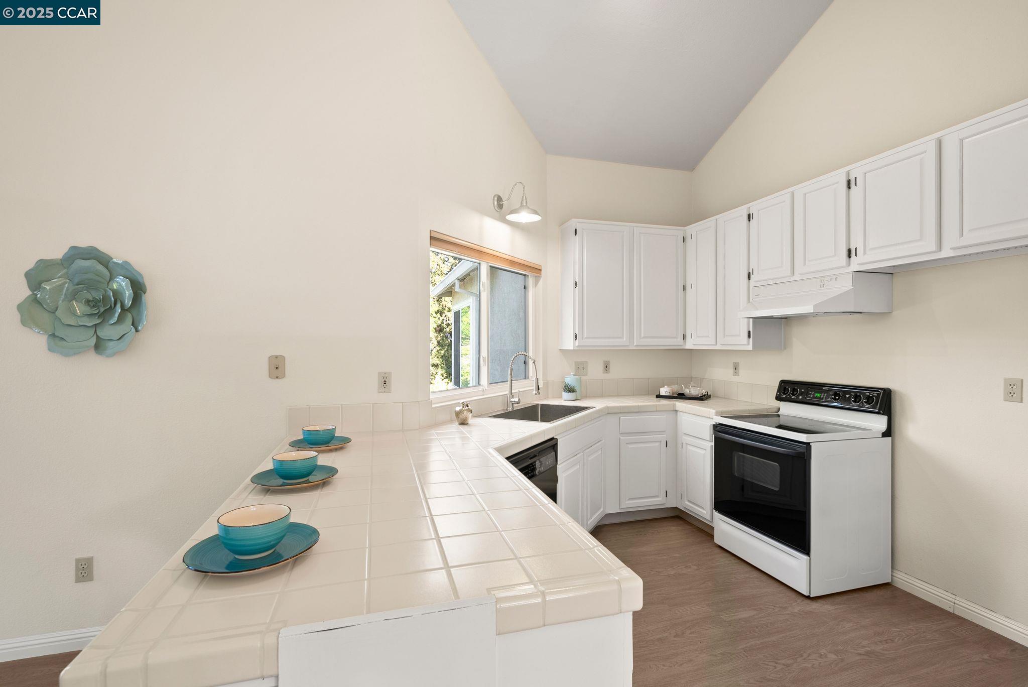 Detail Gallery Image 11 of 35 For 2526 Holly View Drive, Martinez,  CA 94553 - 3 Beds | 2 Baths