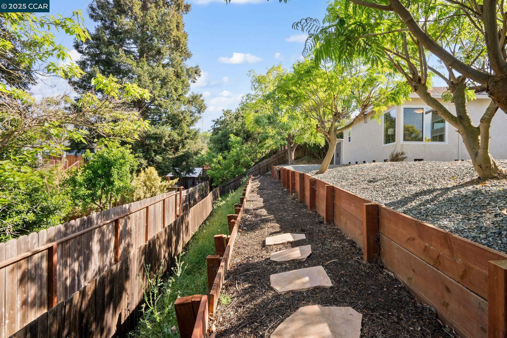 Detail Gallery Image 33 of 35 For 2526 Holly View Drive, Martinez,  CA 94553 - 3 Beds | 2 Baths